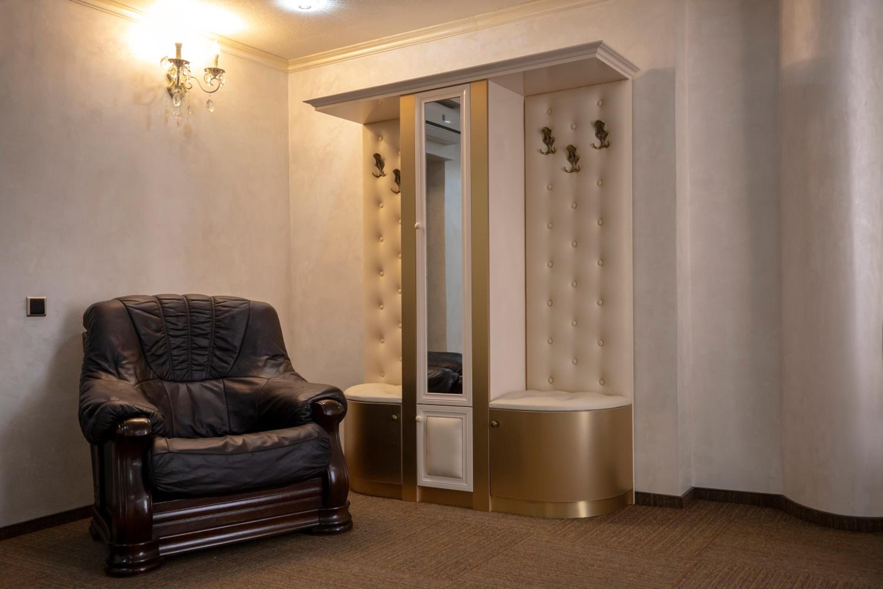Executive Suite - Photo 1