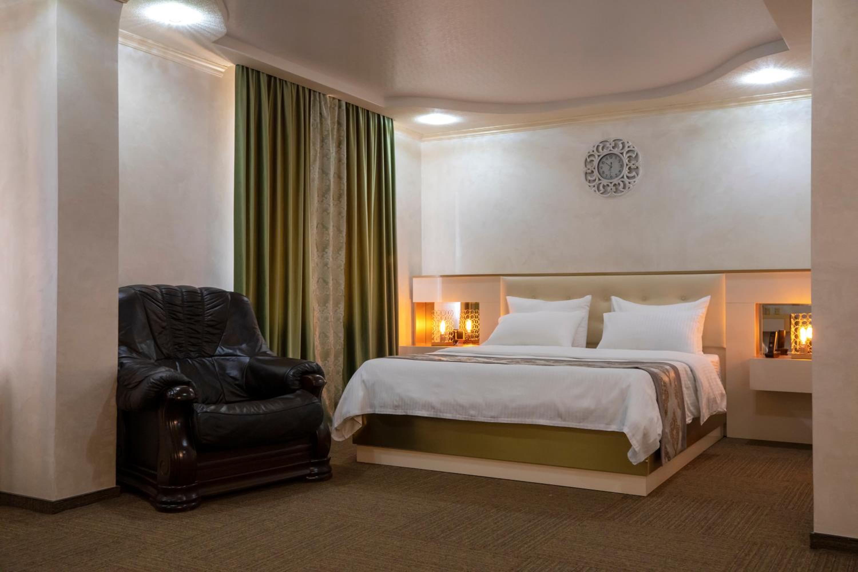 Executive Suite - Photo 3