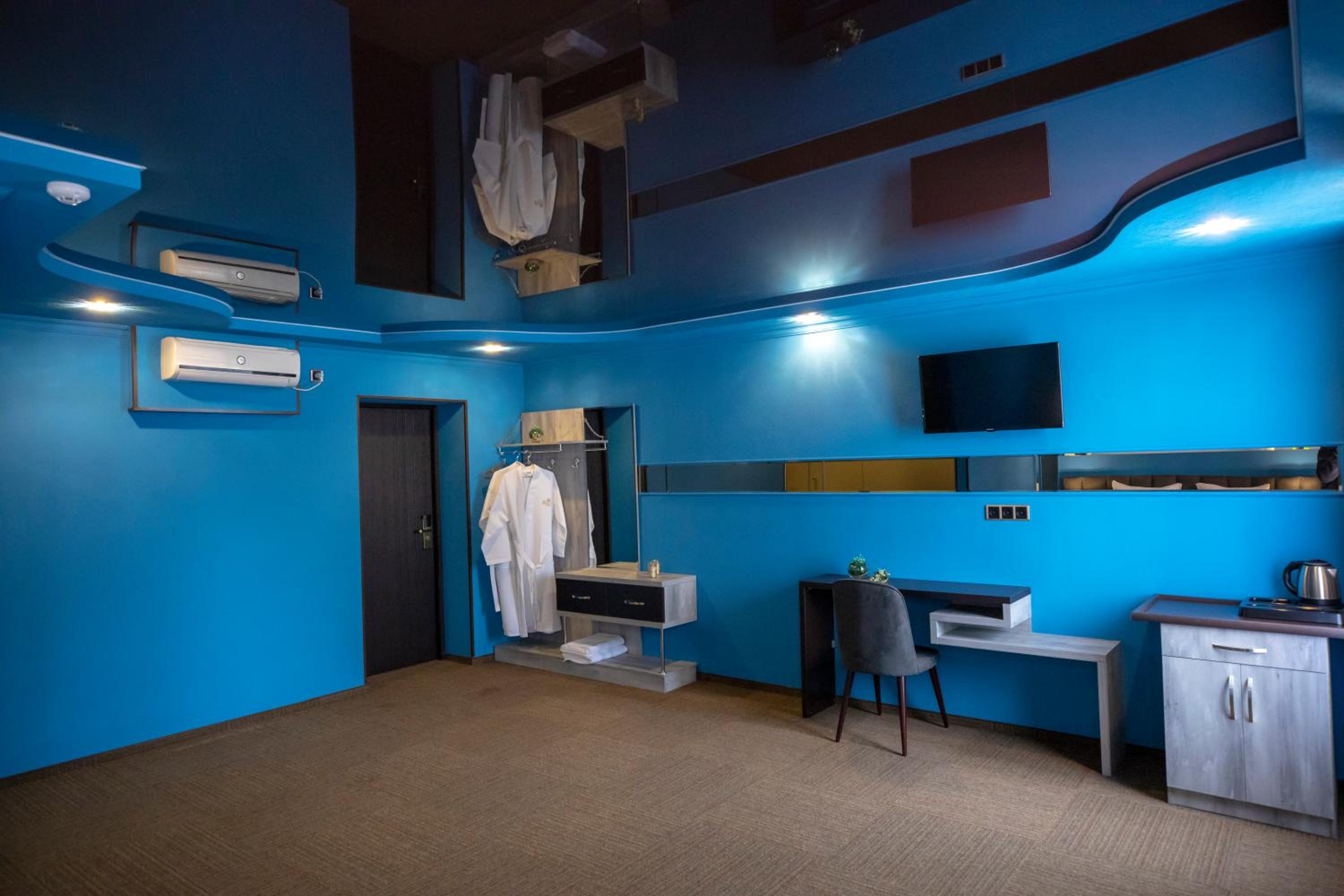 Suite - Photo 1