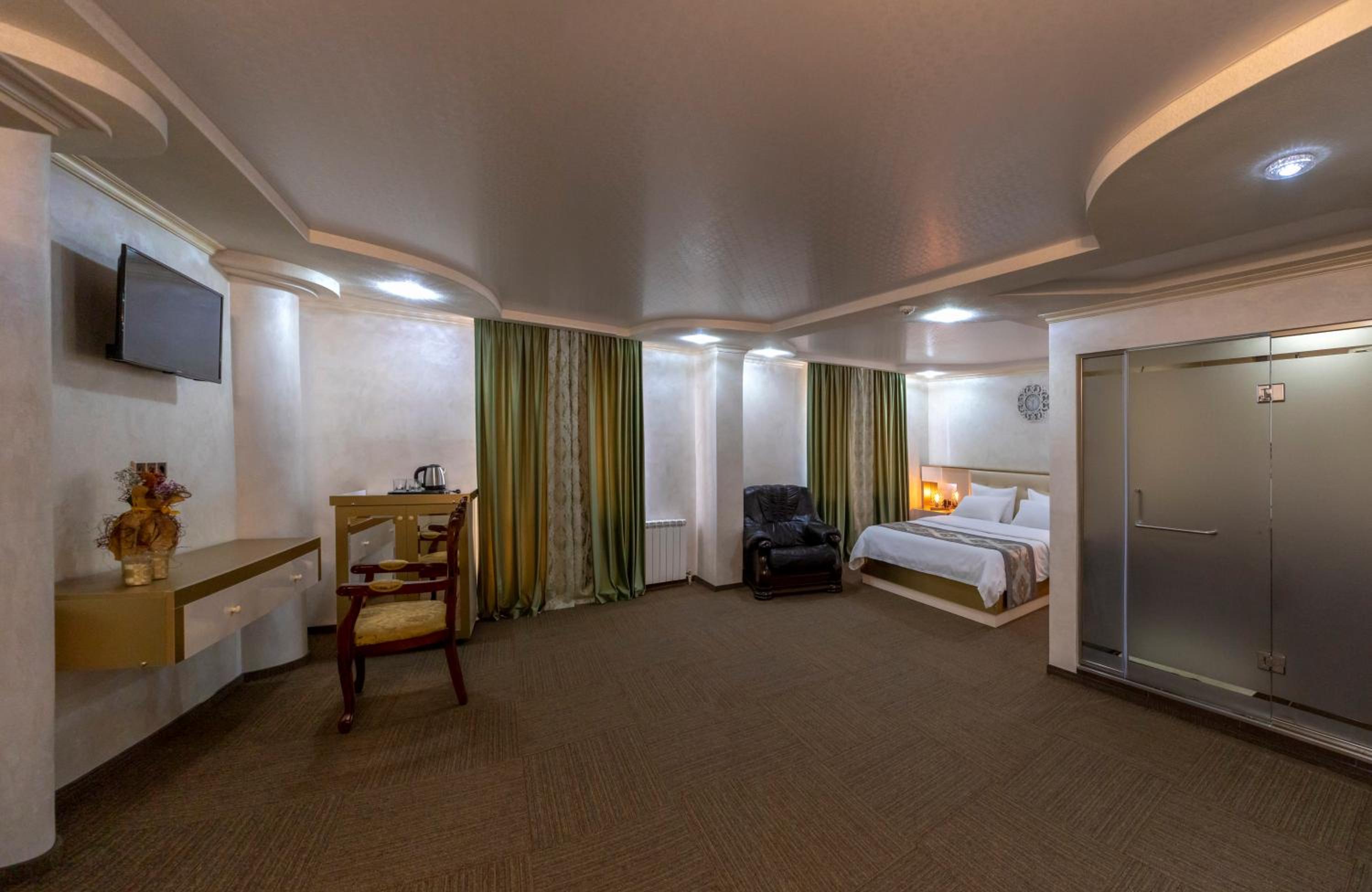 Executive Suite - Photo 2