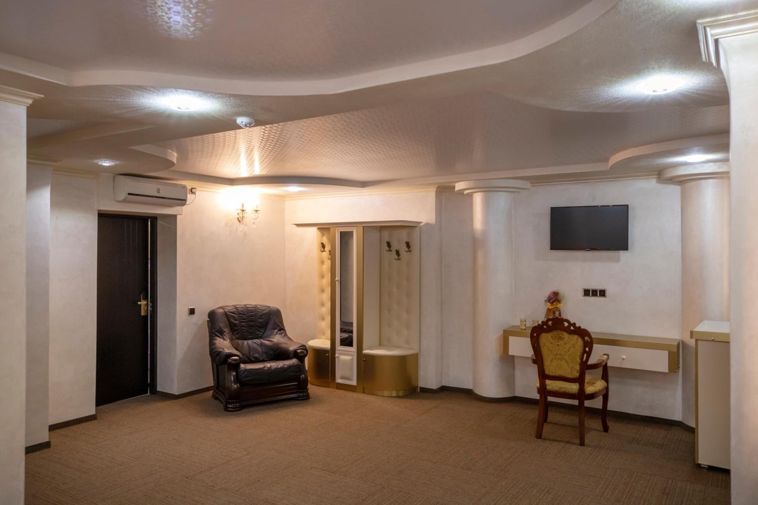 Executive Suite - Photo 4