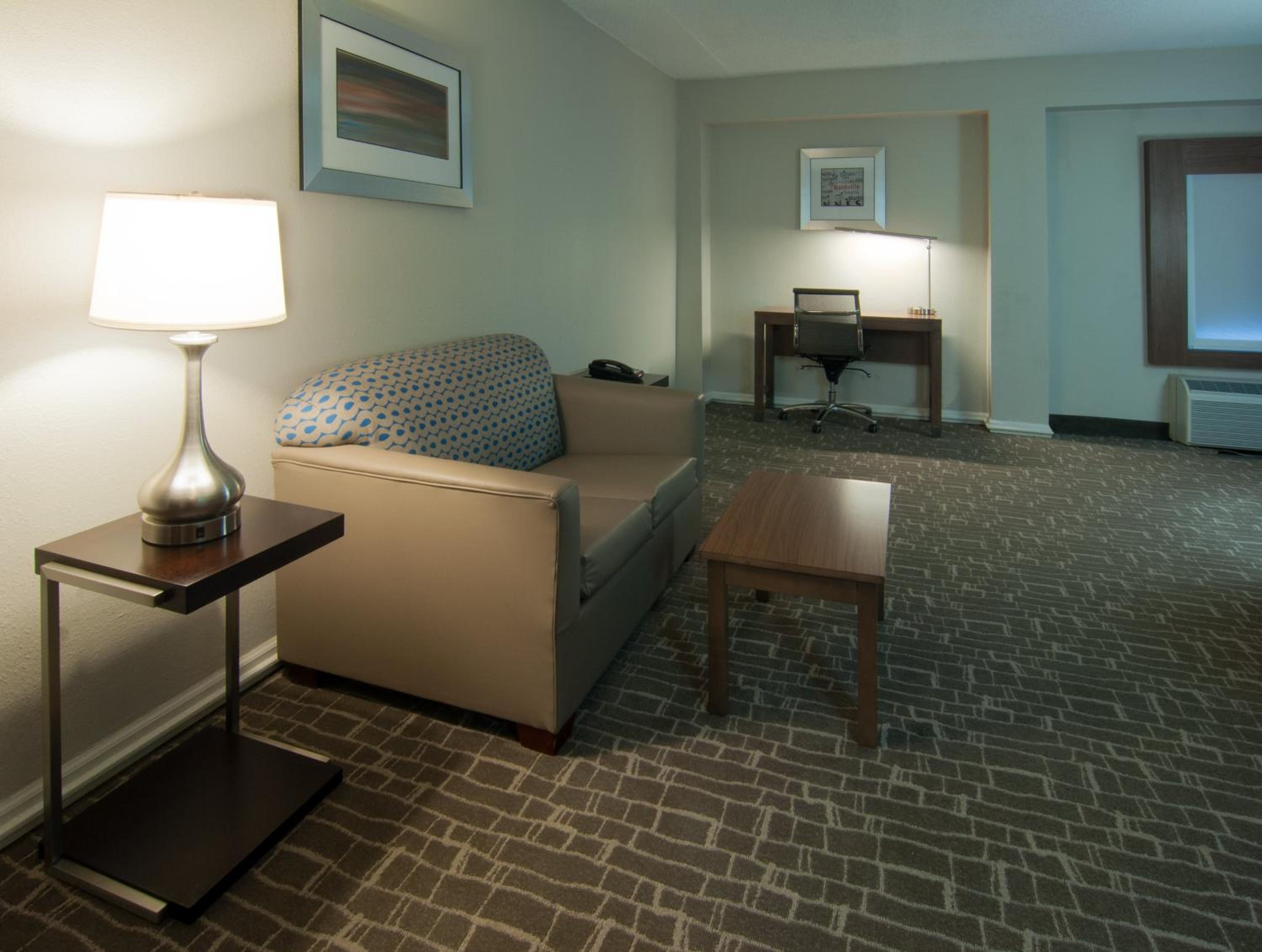 One-Bedroom King Suite with Sofa Bed- Non-Smoking - Photo 1