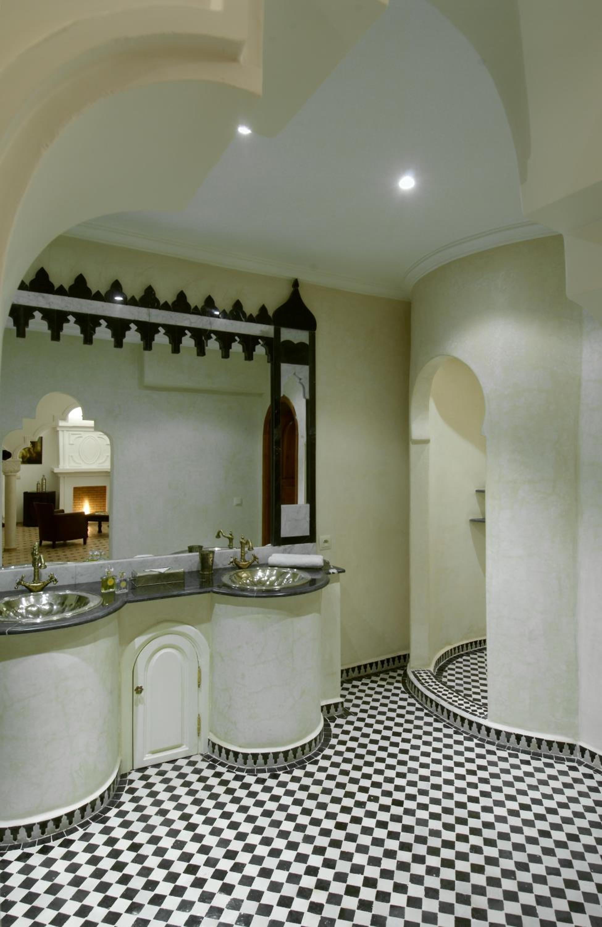 King Suite with Balcony - Photo 5