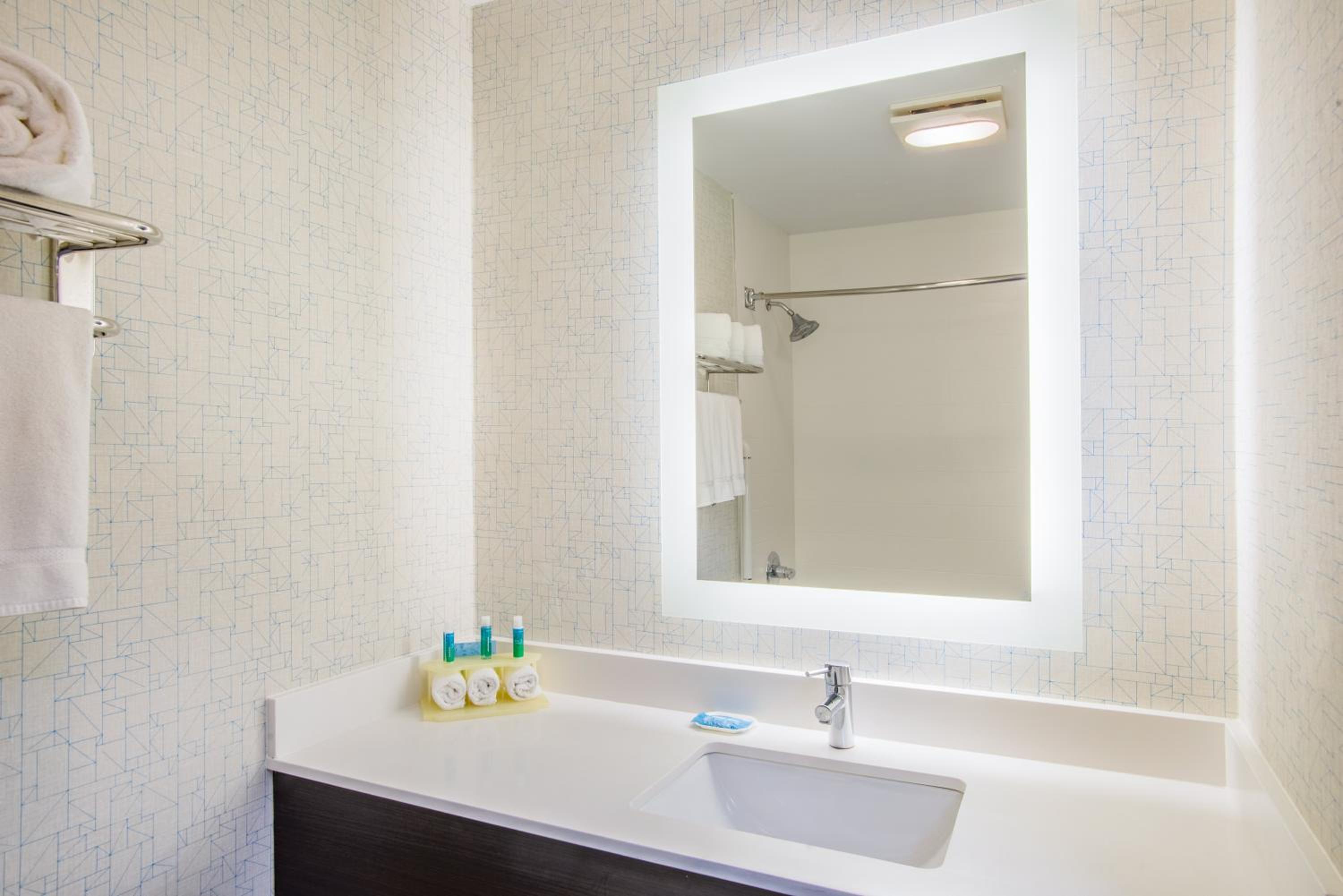 Standard King Room - Photo 7