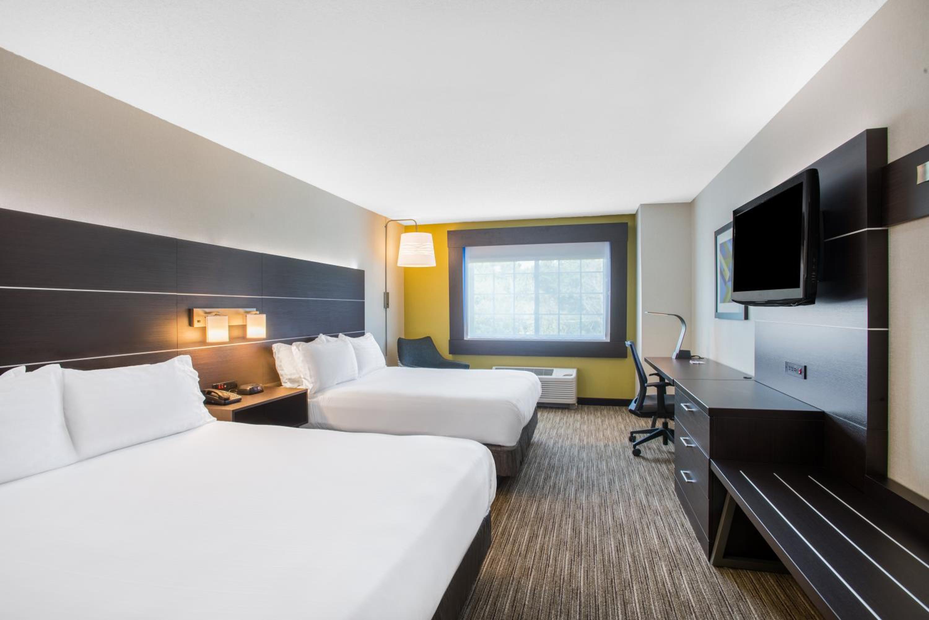 Standard Room with Two Queen Beds - Photo 7