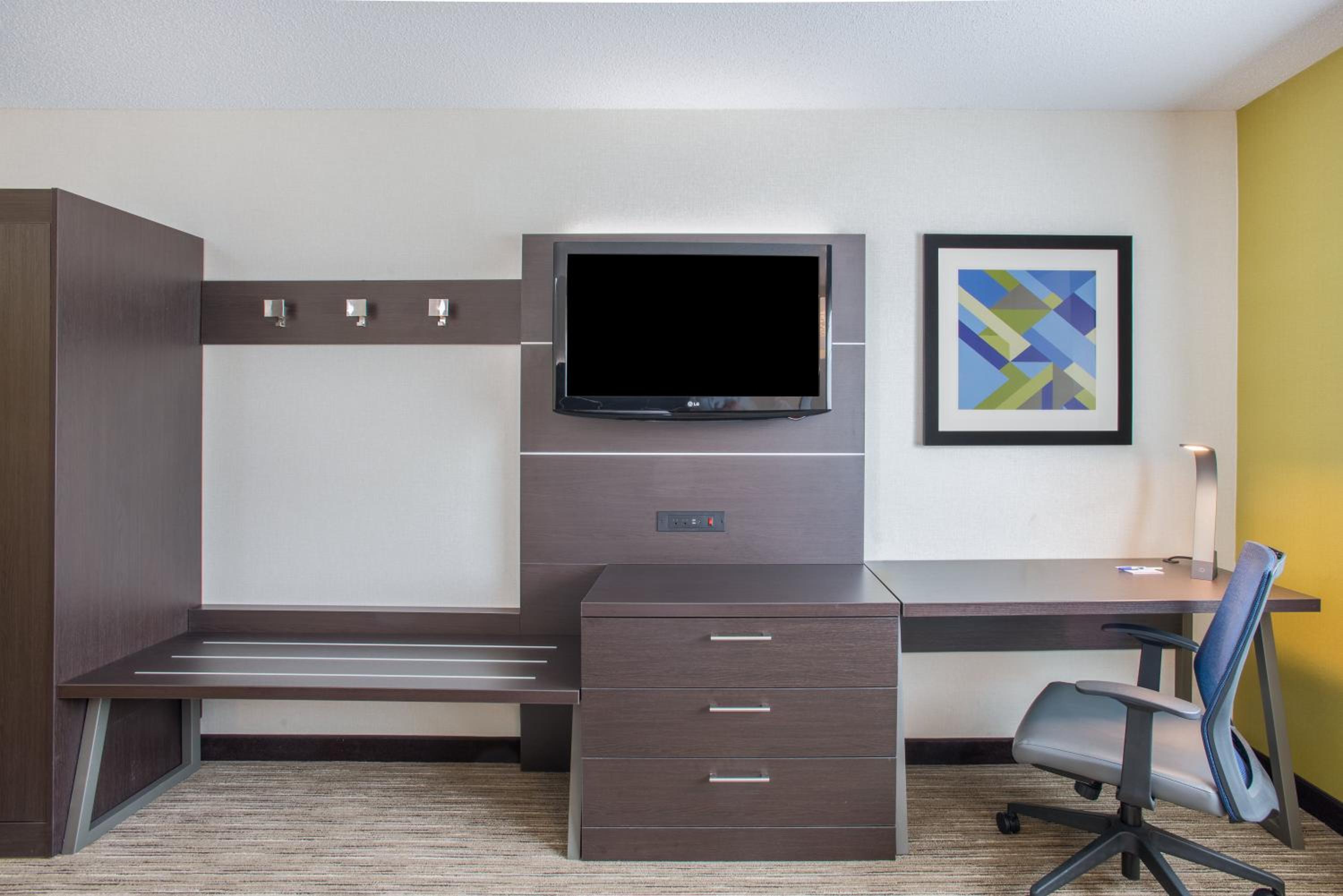 Standard Room with Two Queen Beds - Photo 2