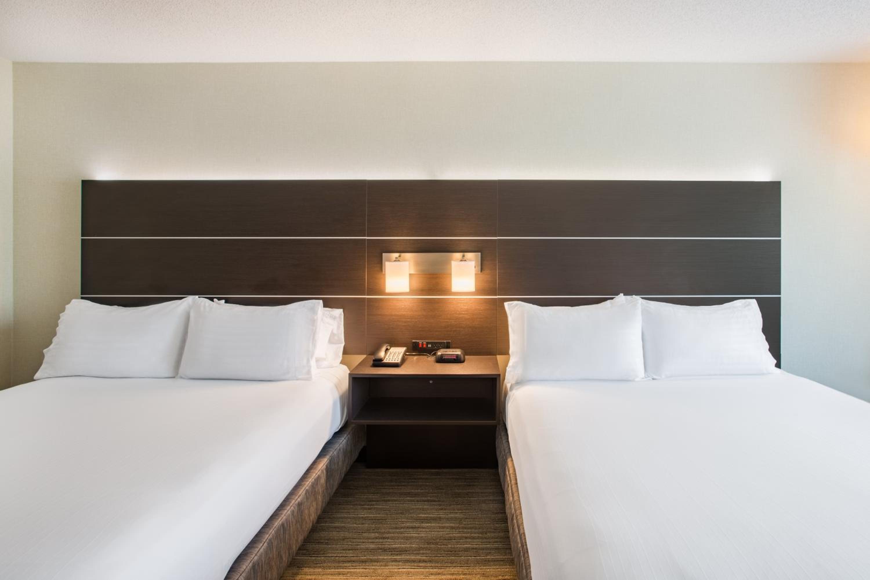 Standard Room with Two Queen Beds - Photo 3