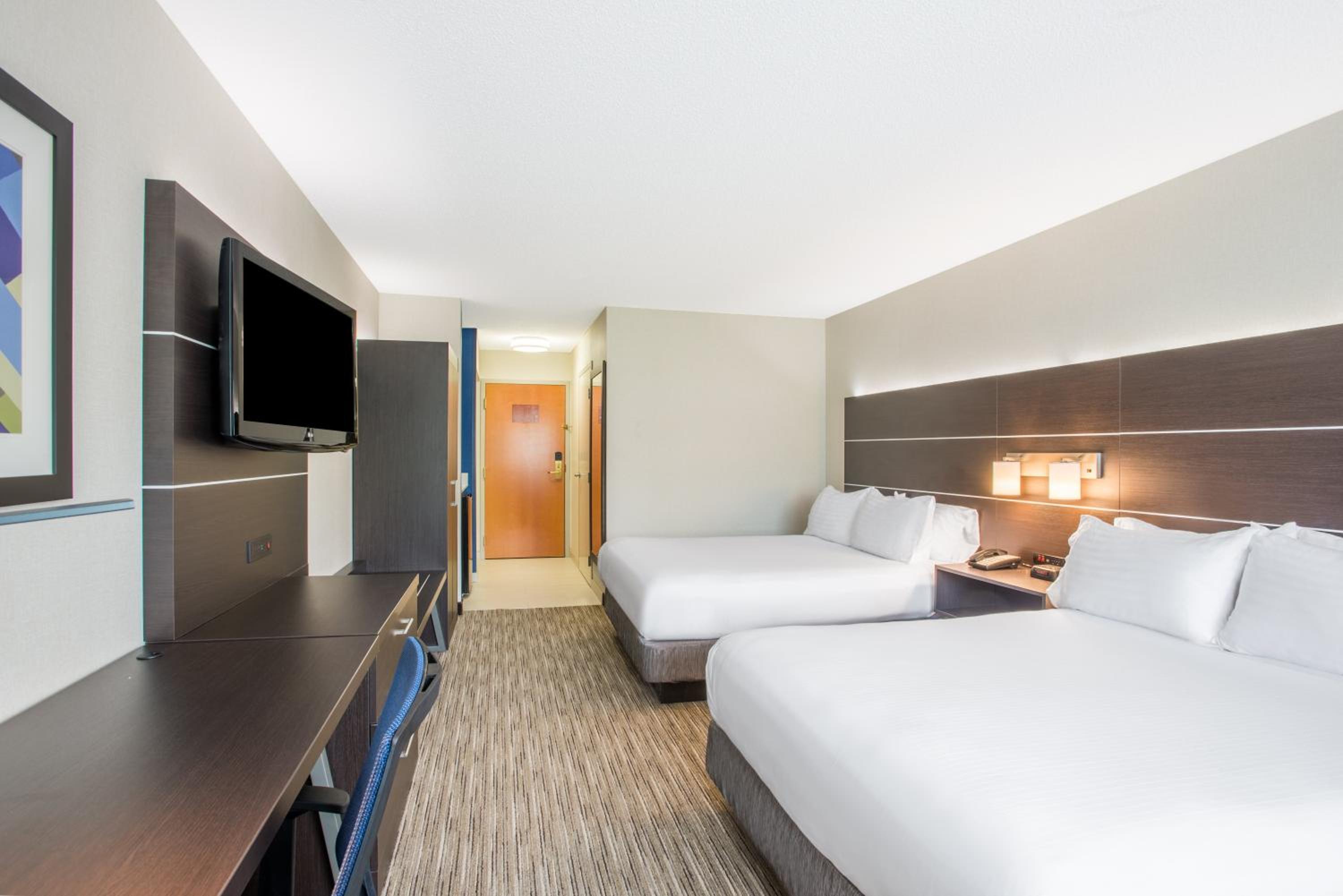 Standard Room with Two Queen Beds - Photo 6
