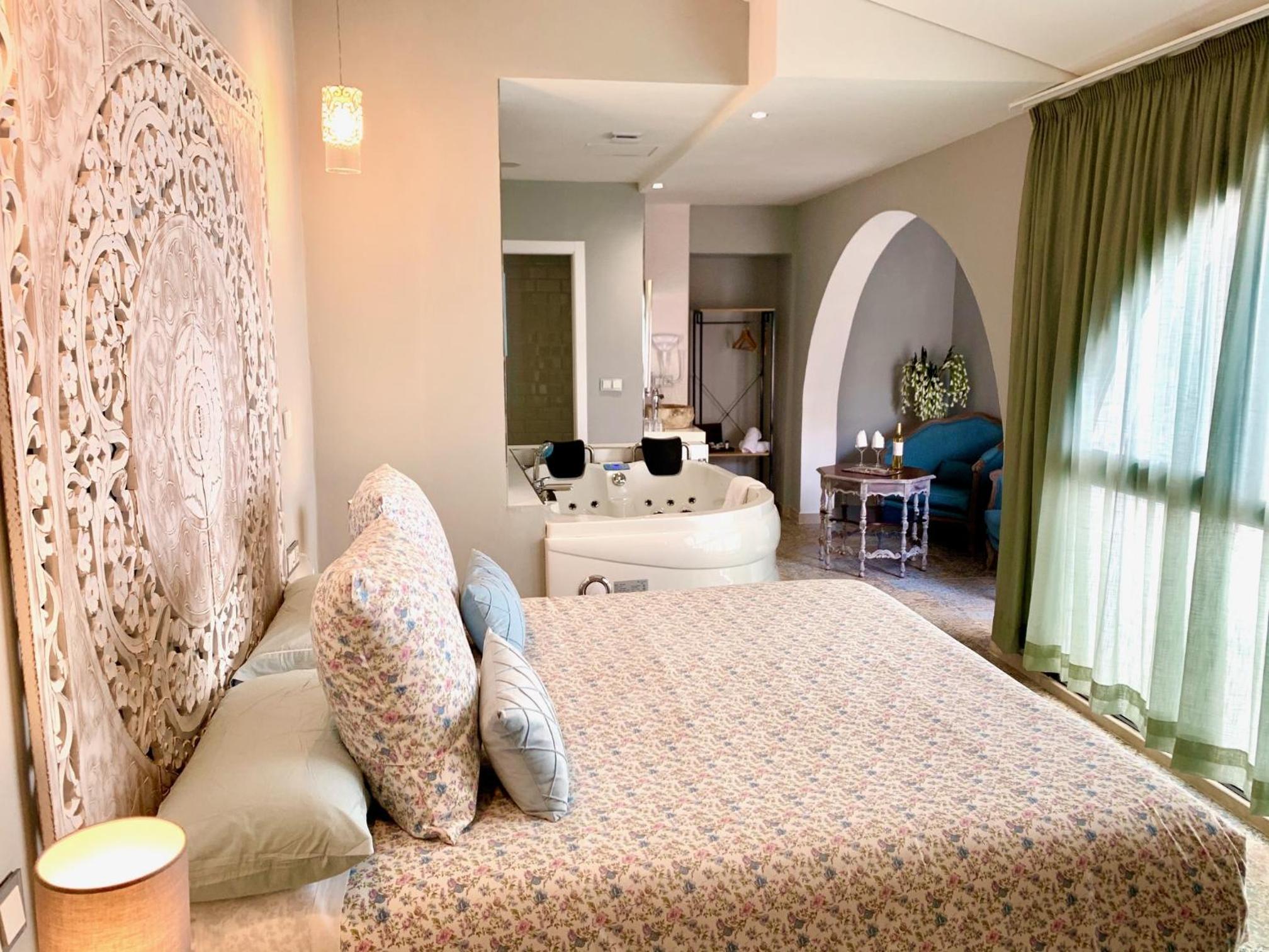 Suite with Jacuzzi photo 2