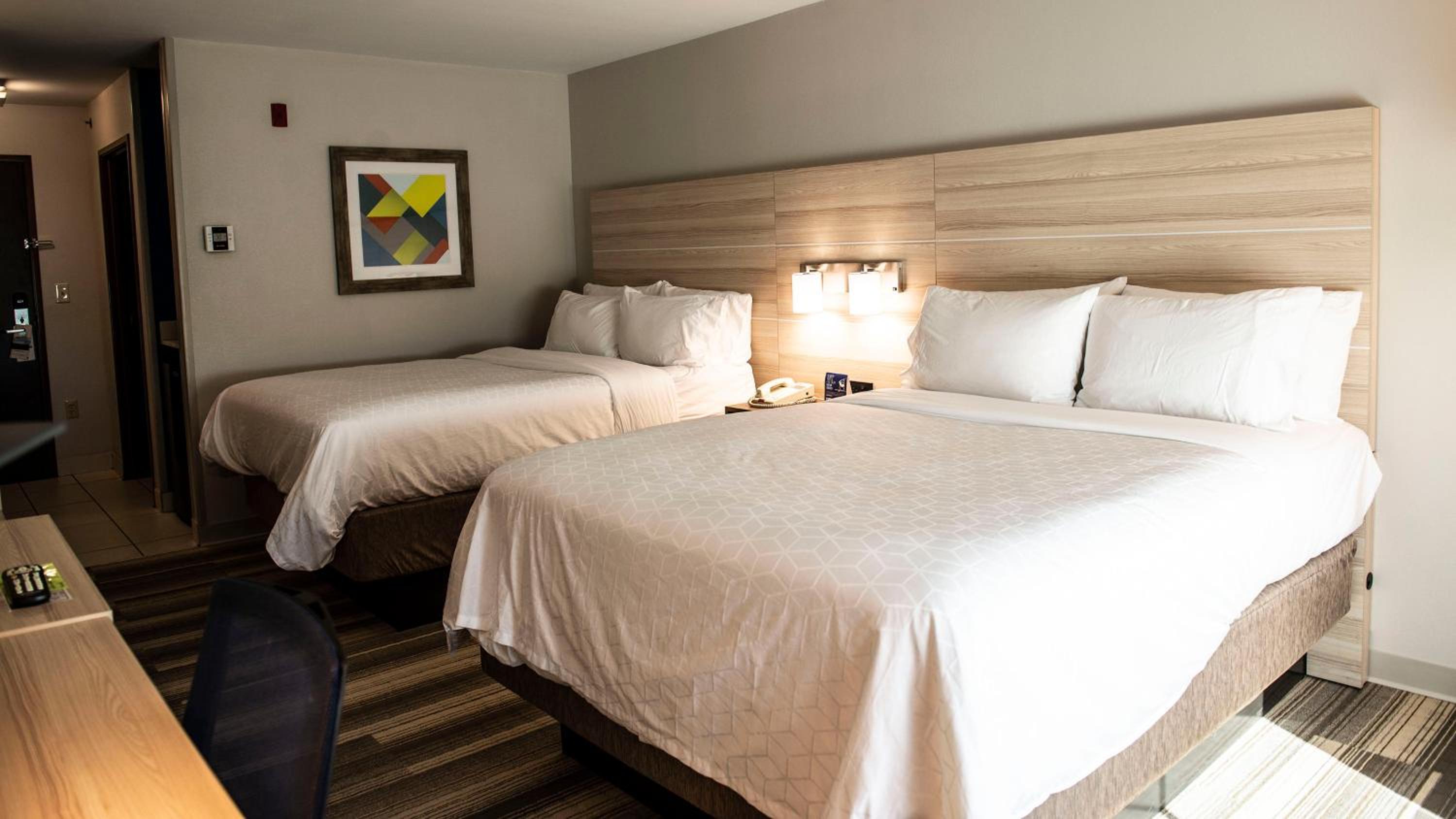 Standard Room with Two Queen Beds - Photo 4