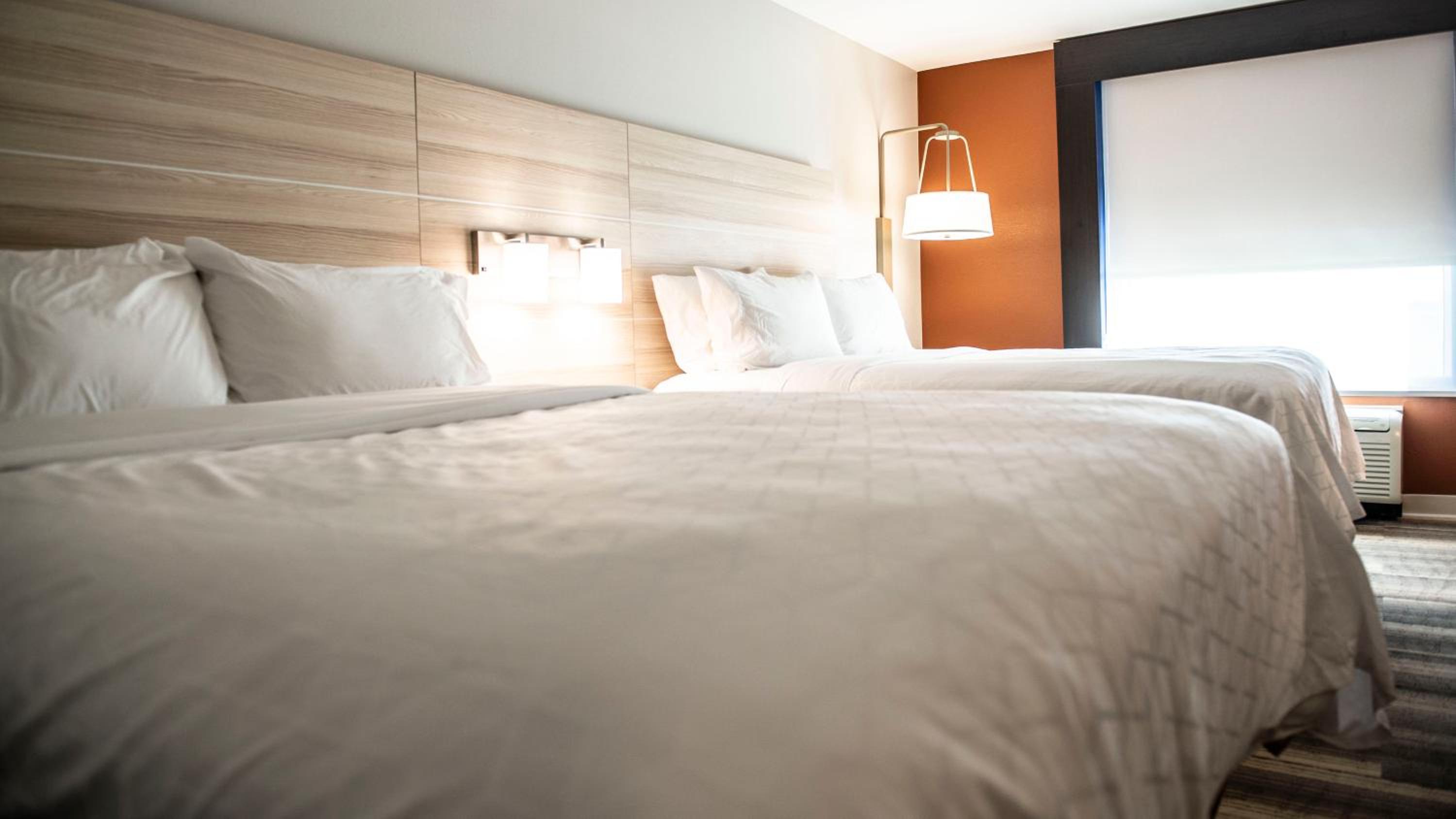 Standard Room with Two Queen Beds - Photo 3