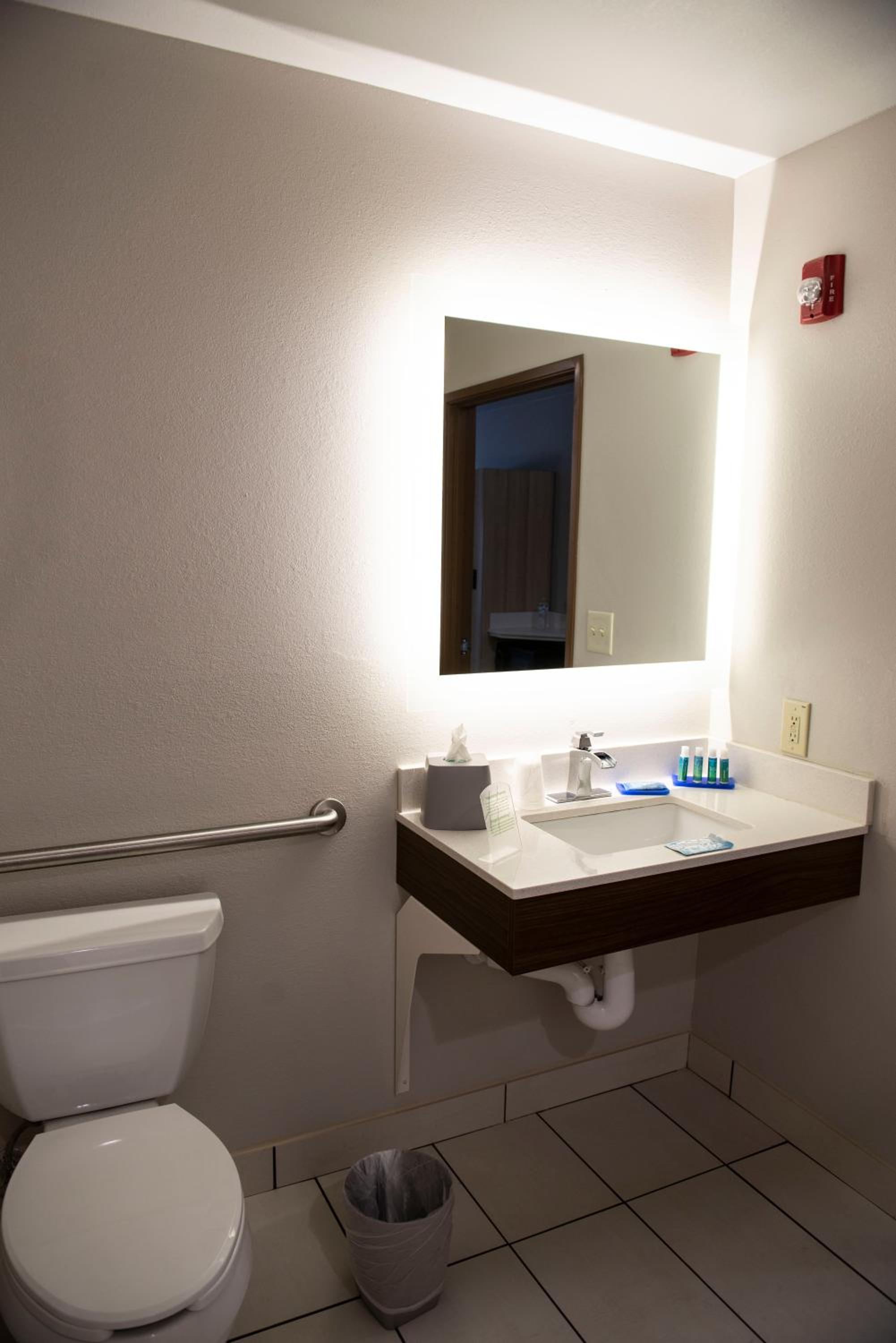 Deluxe King Room - Hearing Accessible  - Photo 2