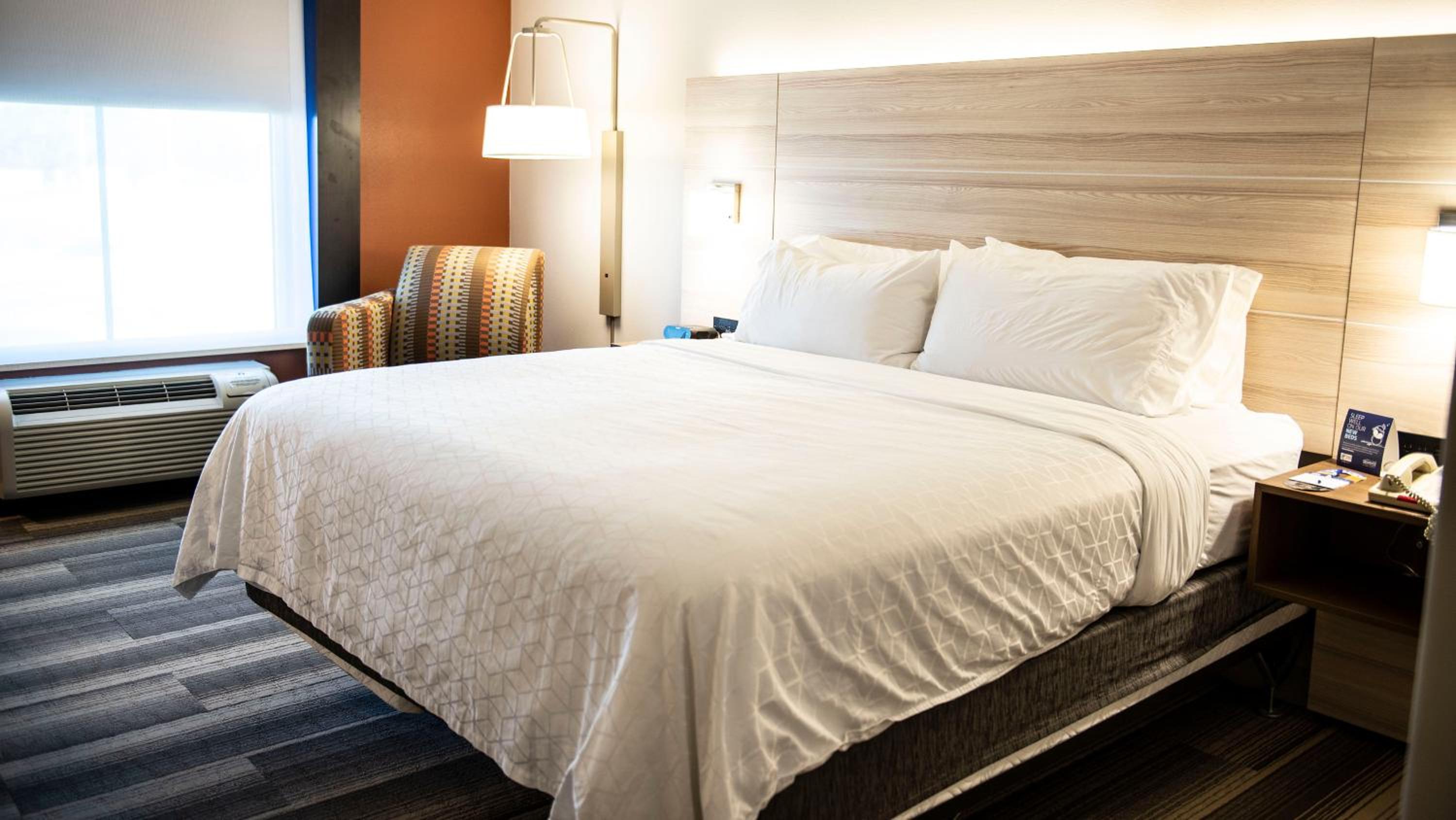 Standard King Room - Photo 7