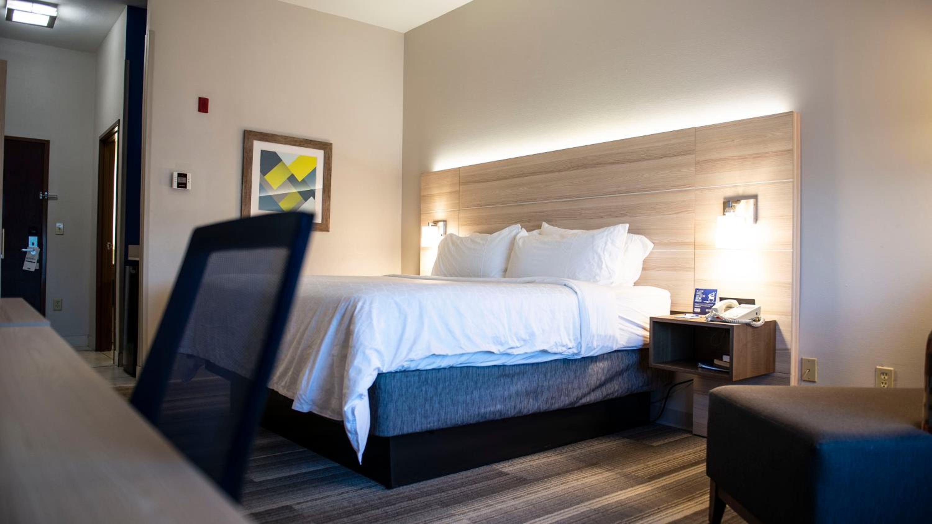 Standard King Room - Photo 3