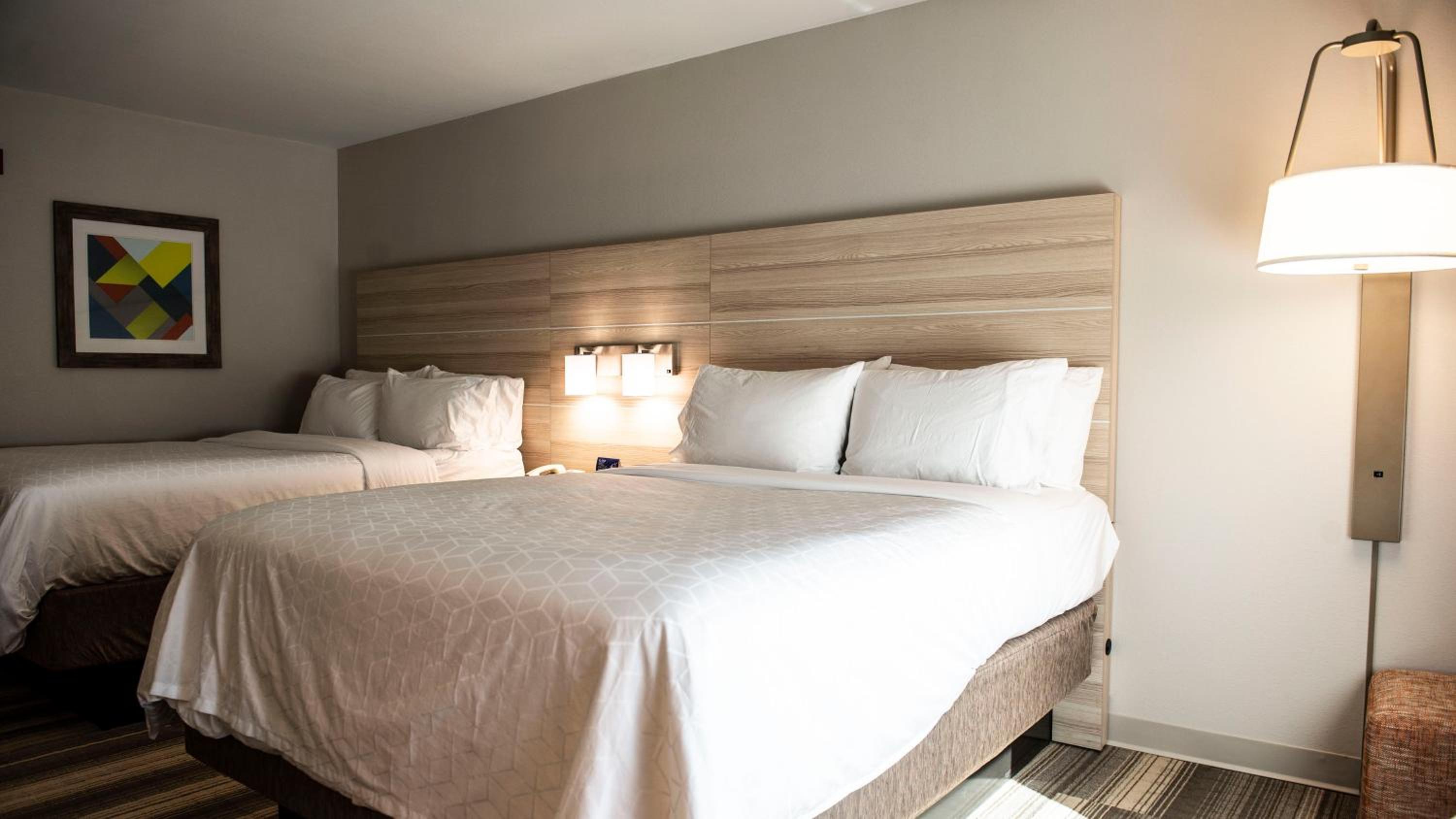 Standard Room with Two Queen Beds - Photo 2