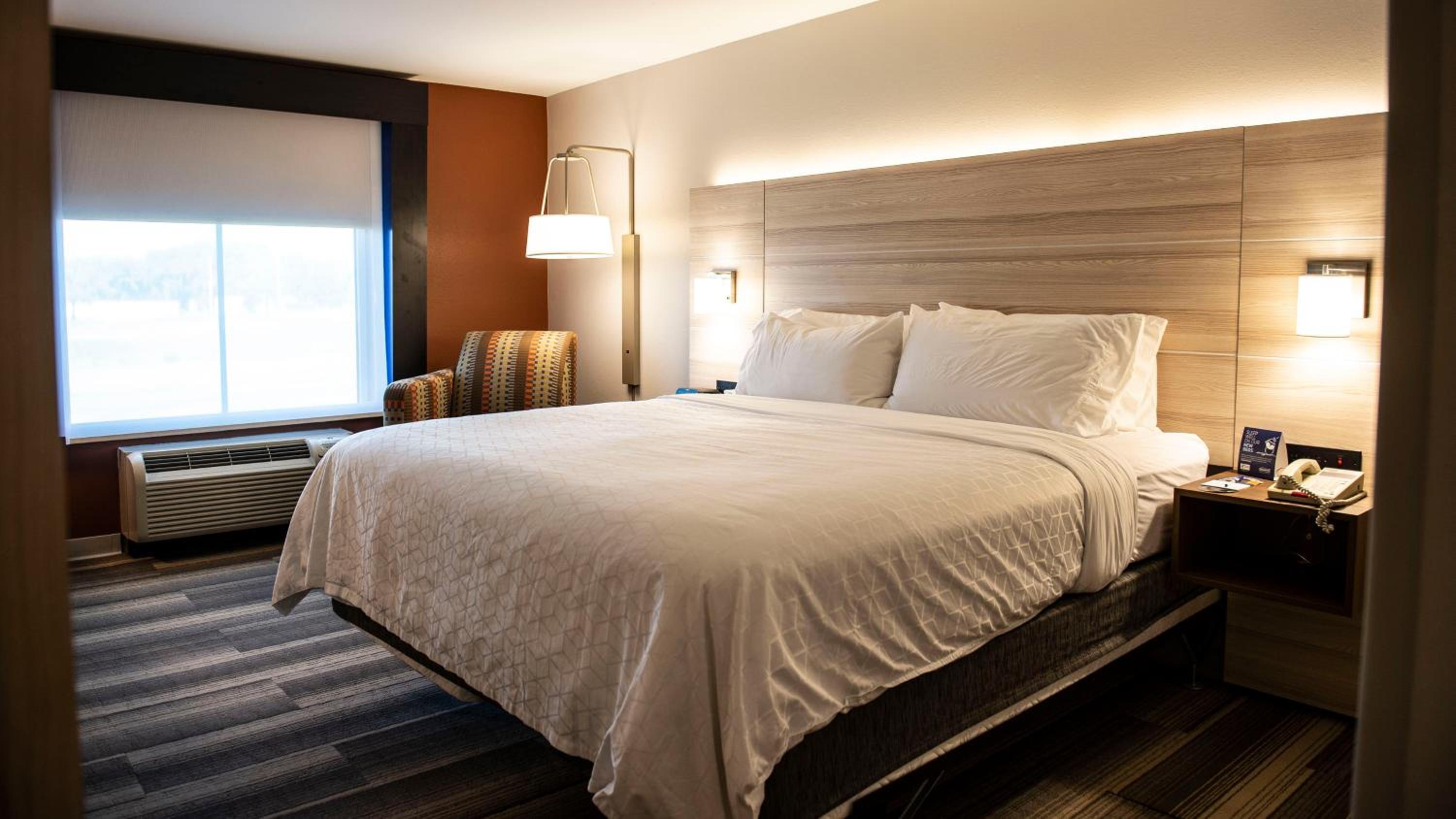 Standard King Room - Photo 5