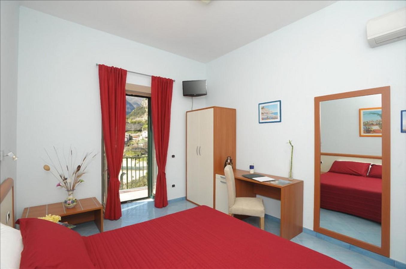 Deluxe Double Room with Balcony photo 3