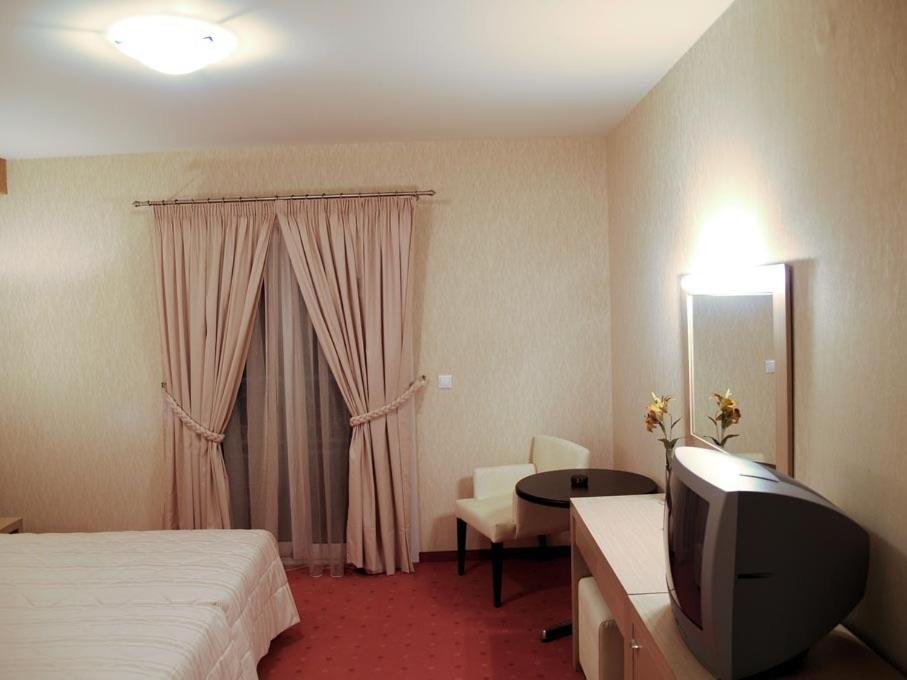 Double or Twin Room - Photo 5