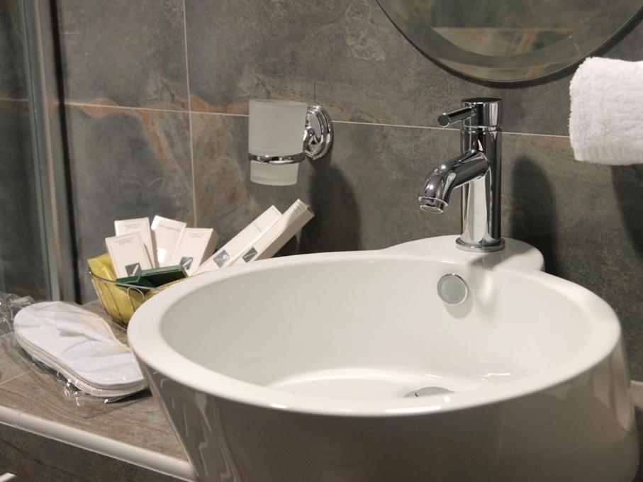 Double or Twin Room - Photo 6