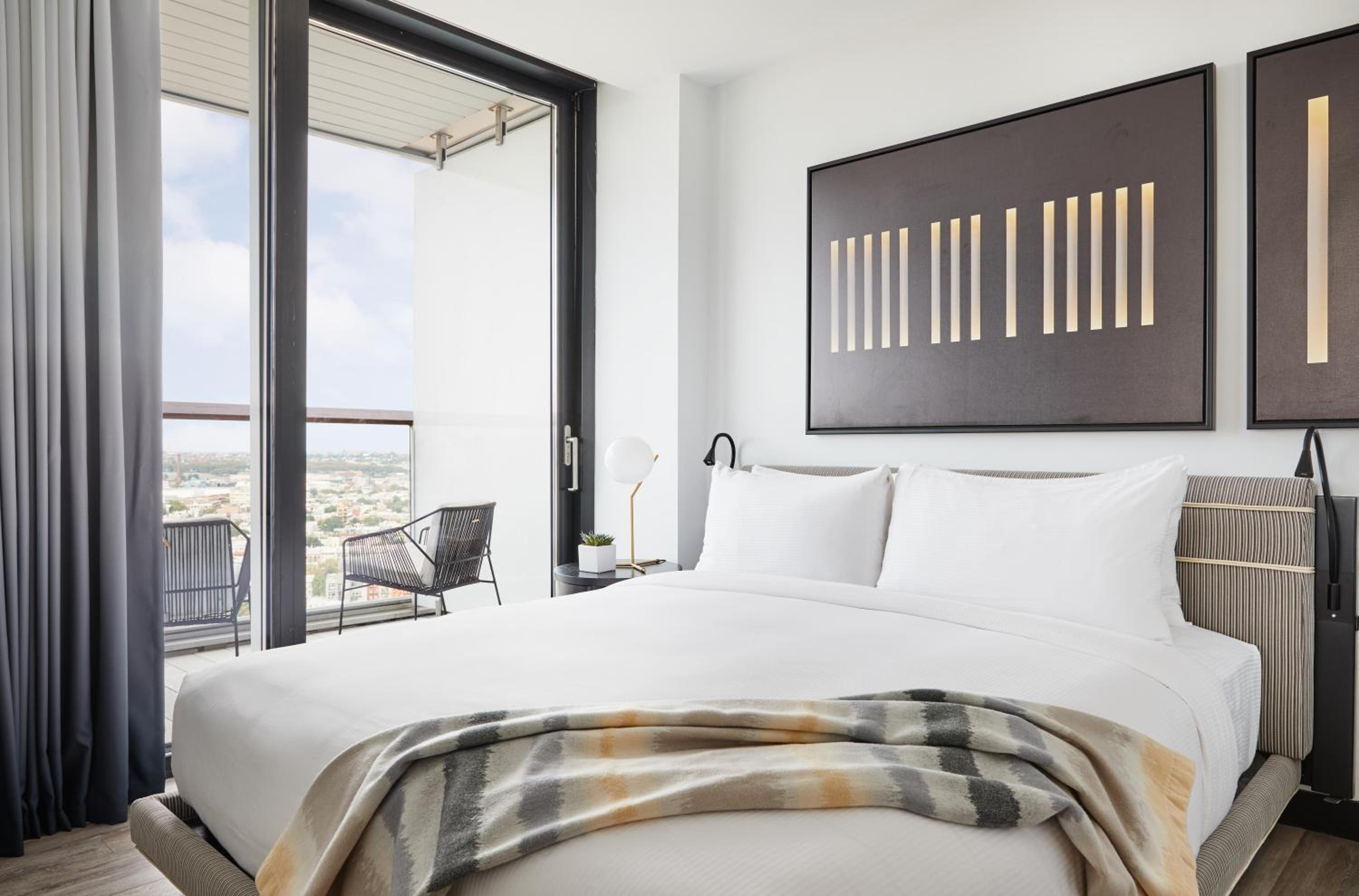Deluxe Corner Suite with Wraparound Balcony photo 1
