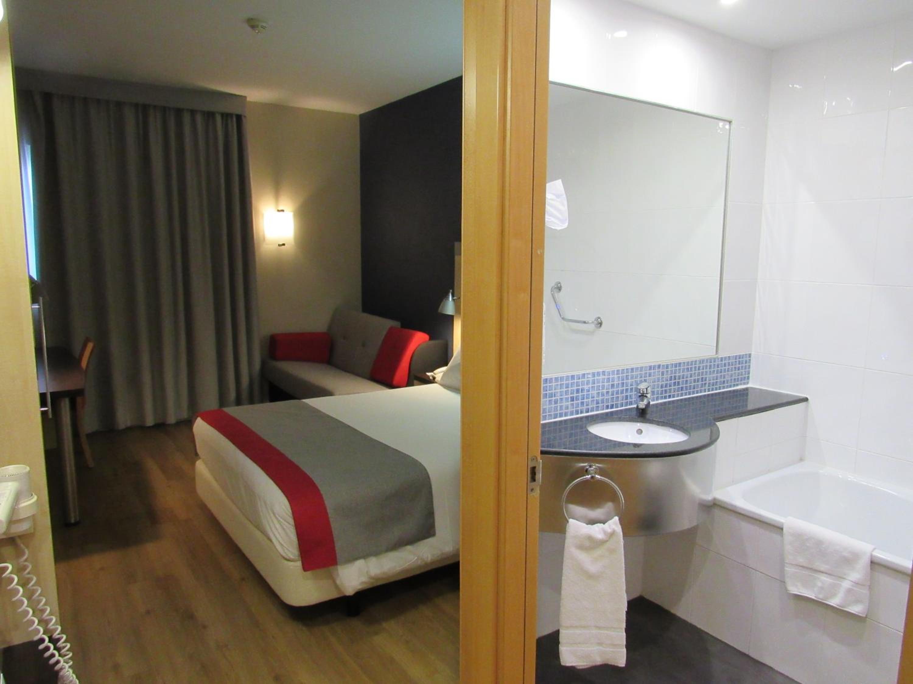Standard Queen Room with Sofa Bed - Photo 8
