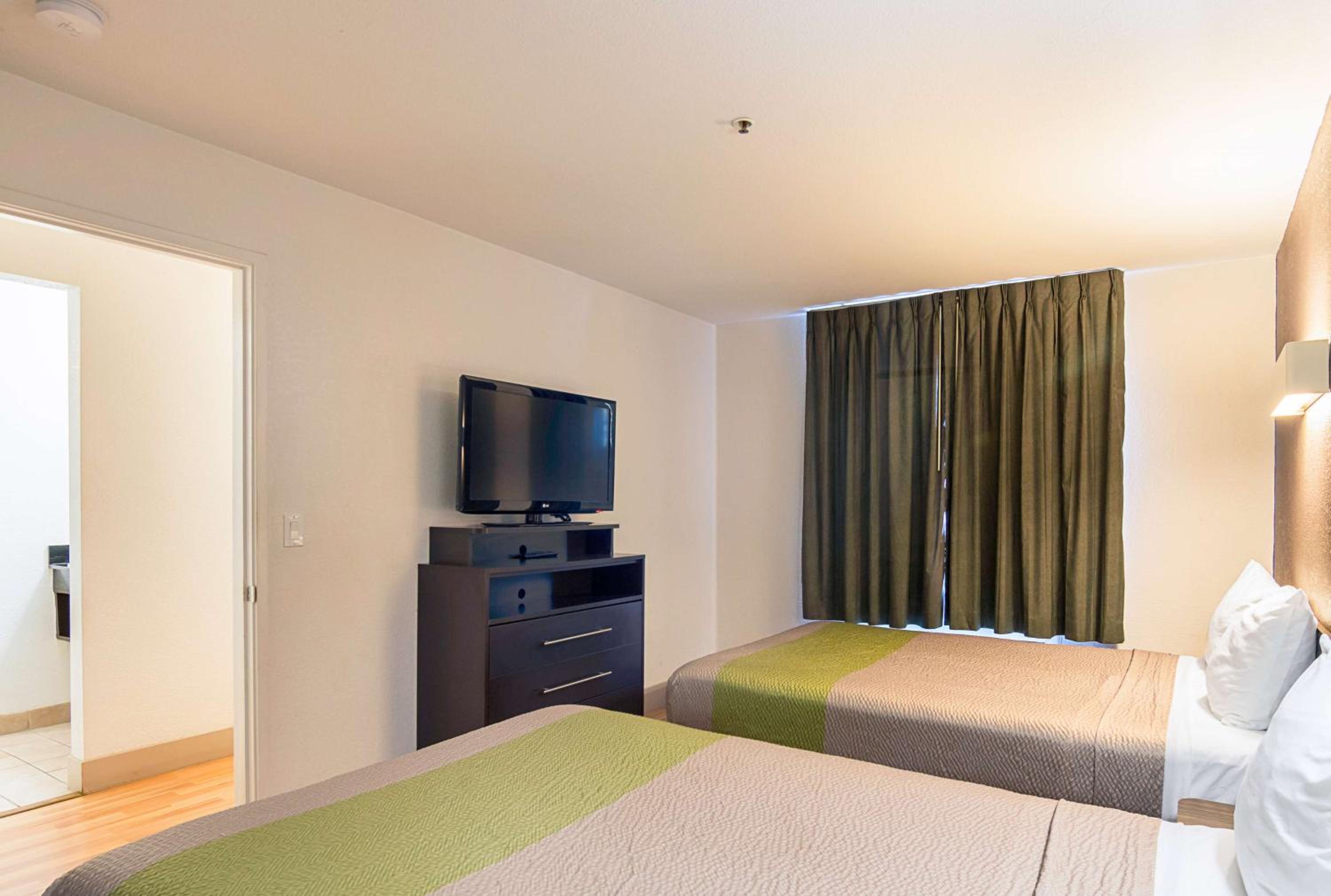 Queen Room with Two Queen Beds - Non-Smoking - Photo 1