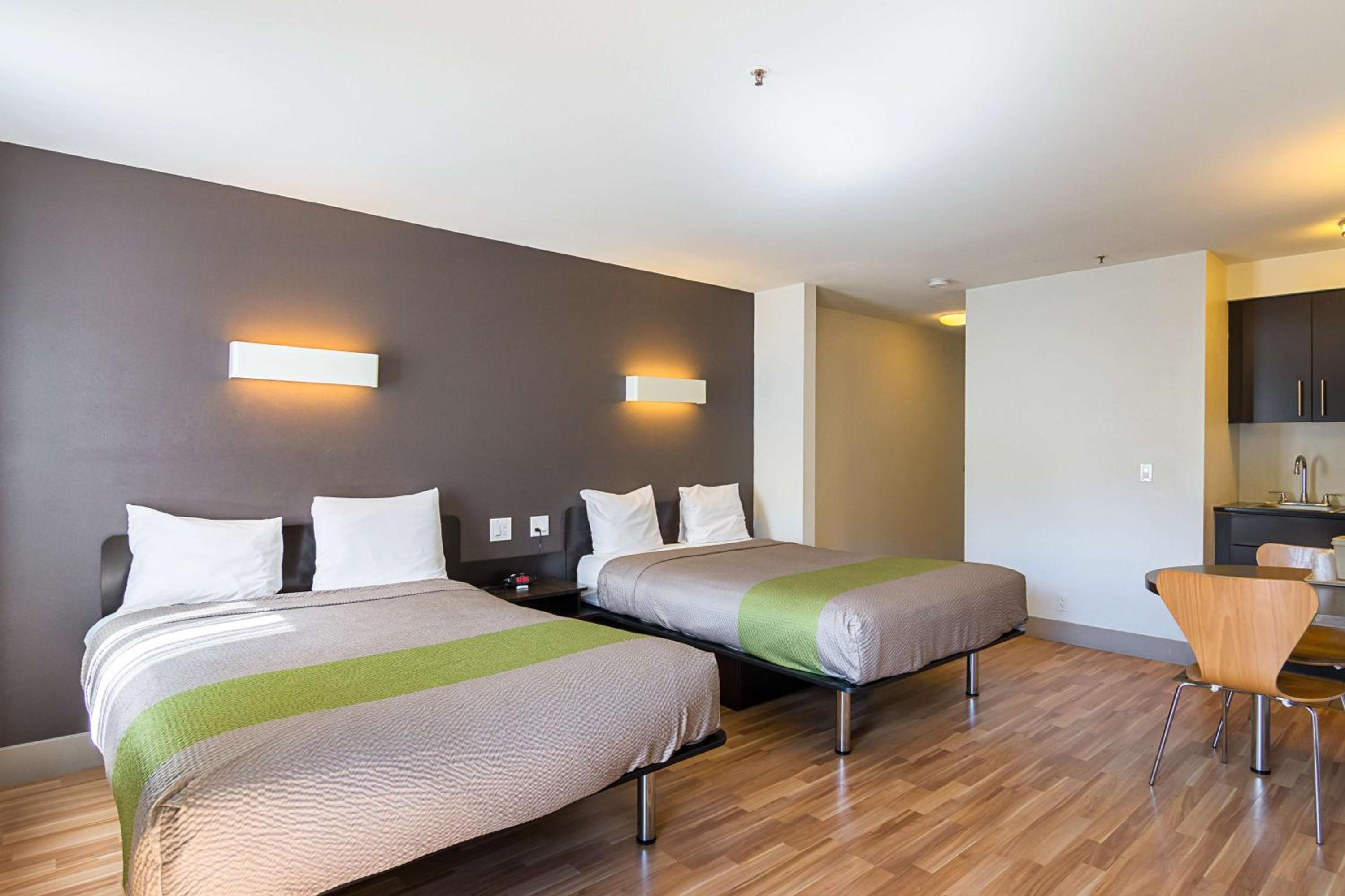 Queen Room with Two Queen Beds - Non-Smoking - Photo 10