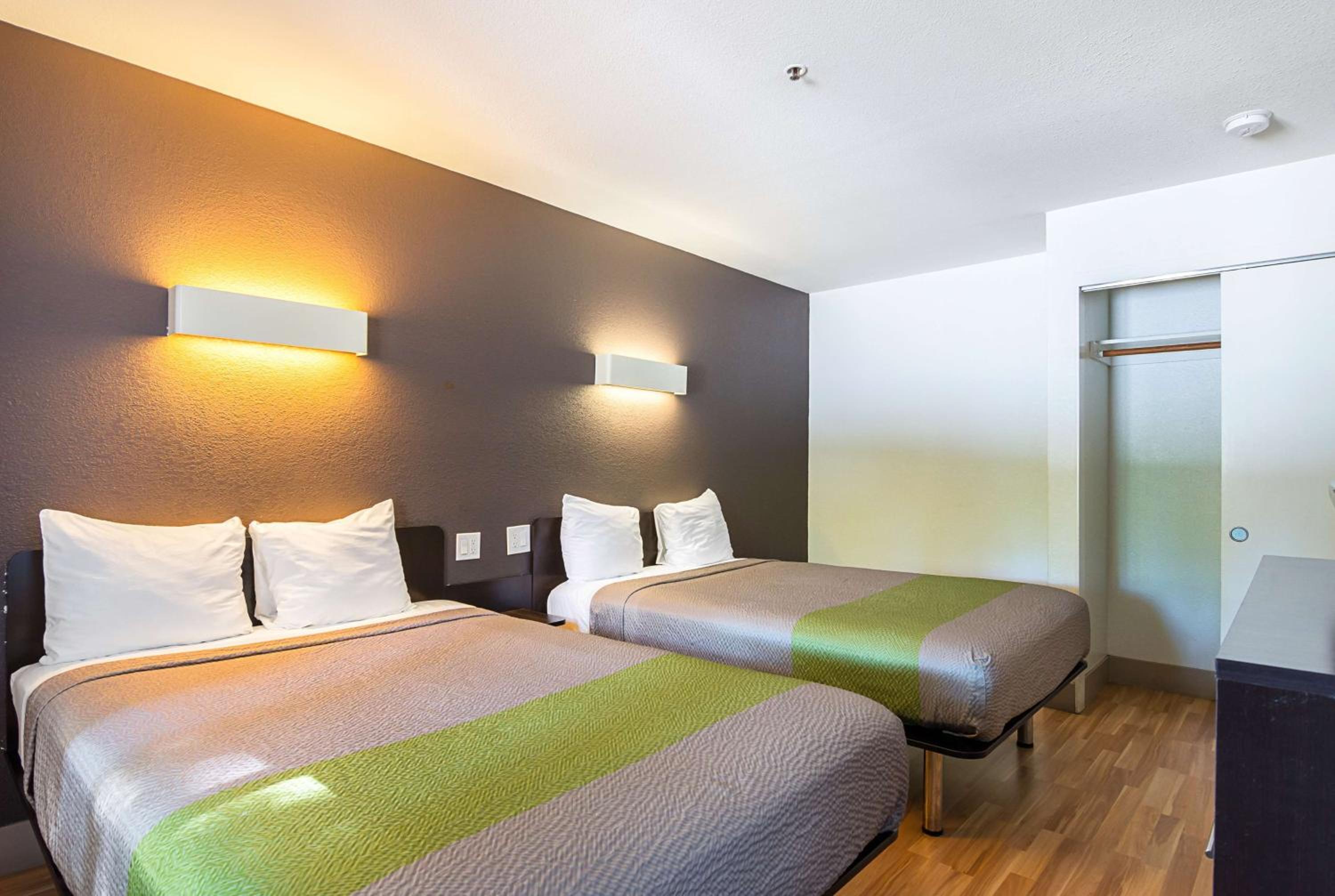Queen Room with Two Queen Beds - Non-Smoking - Photo 9