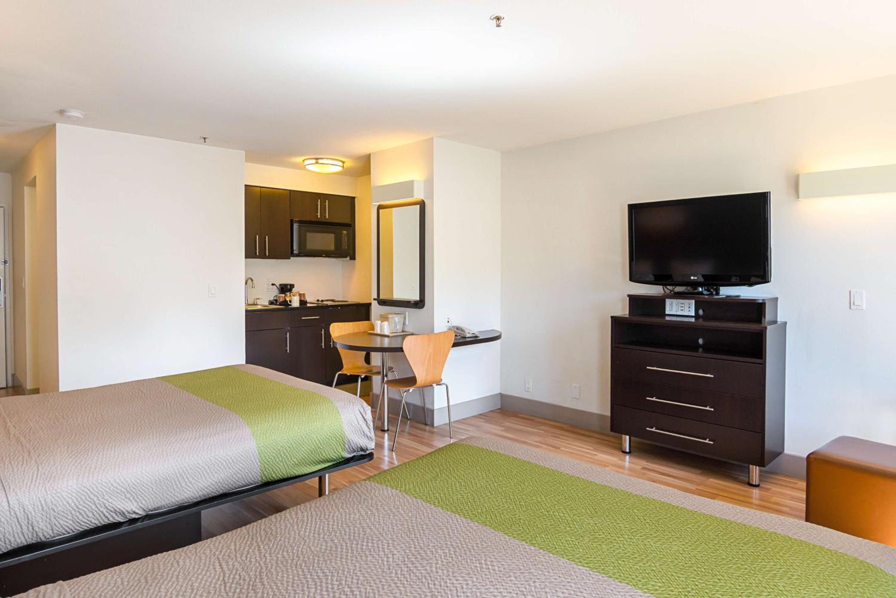 Queen Room with Two Queen Beds - Non-Smoking - Photo 8