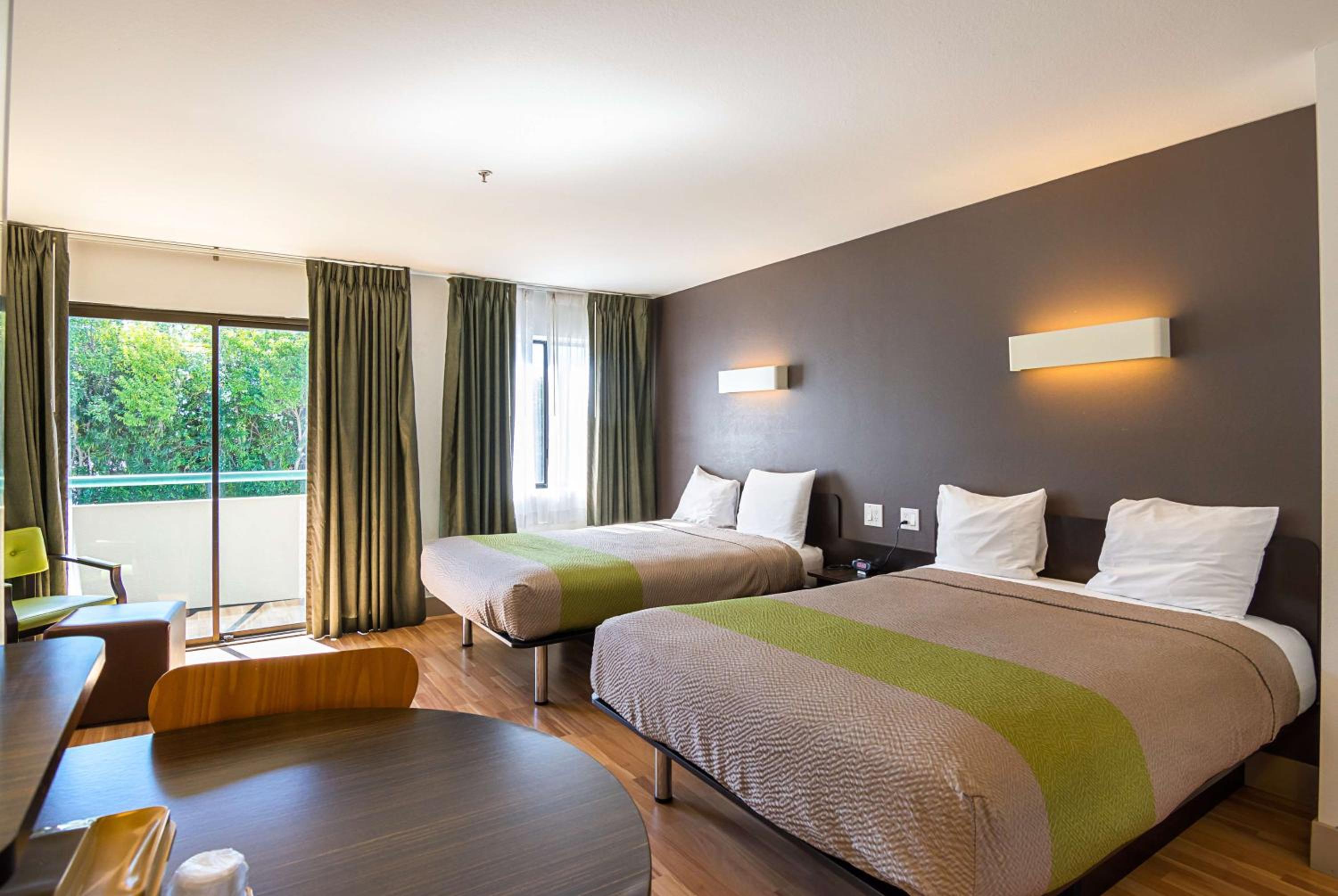 Queen Room with Two Queen Beds - Non-Smoking - Photo 7