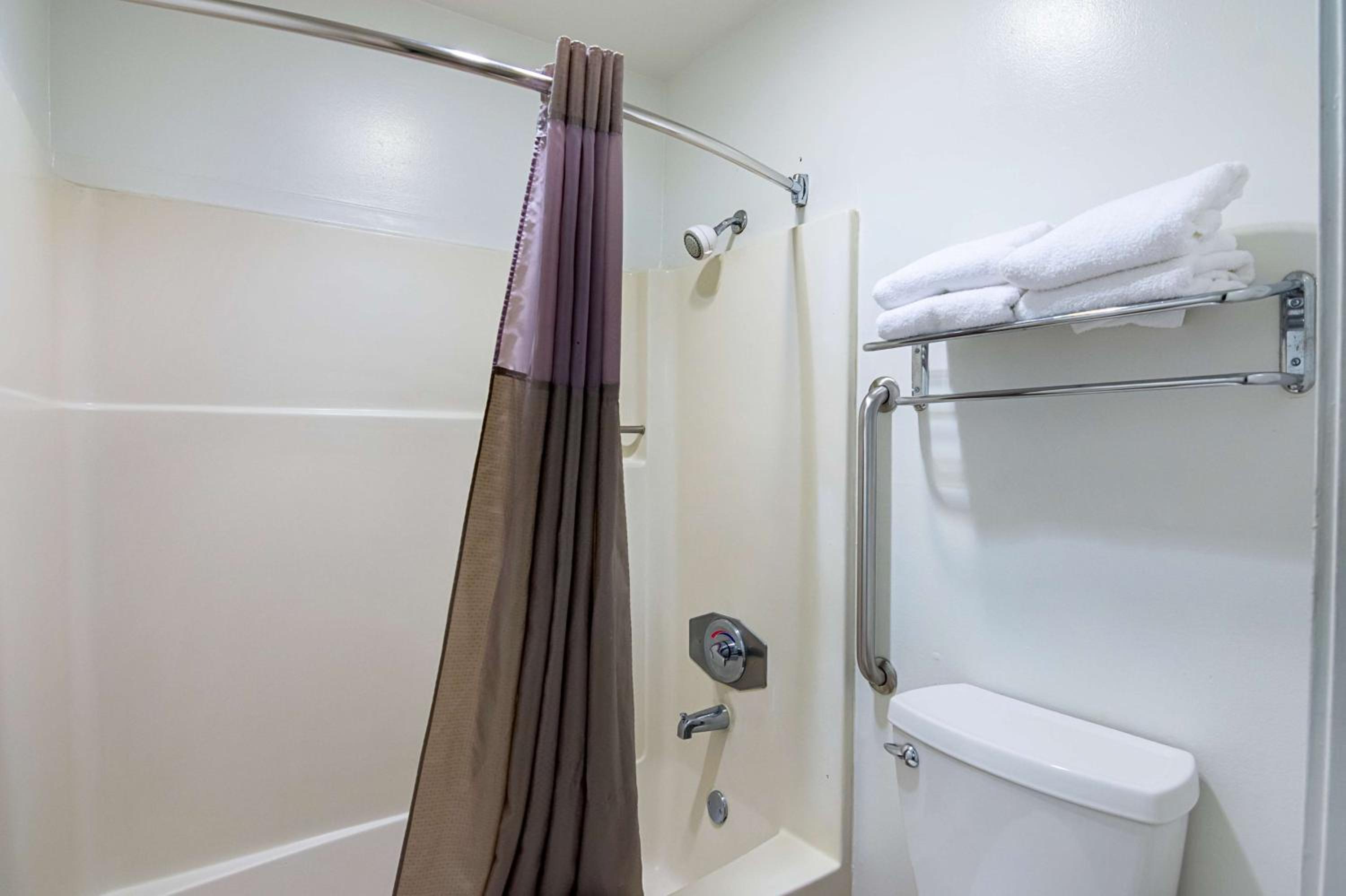 Queen Room with Two Queen Beds - Non-Smoking - Photo 2