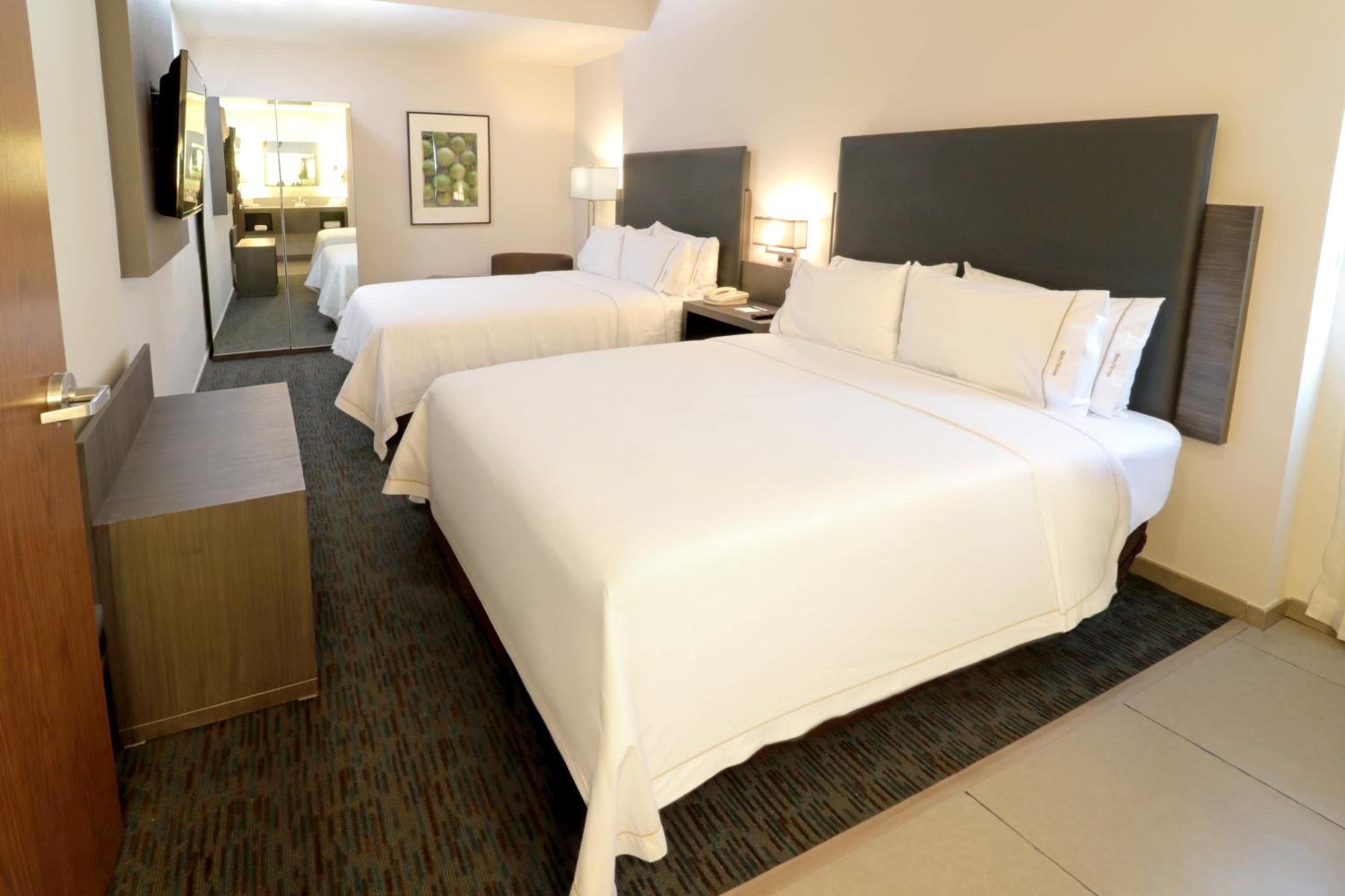 One-Bedroom Suite with Two Queen Beds photo 3
