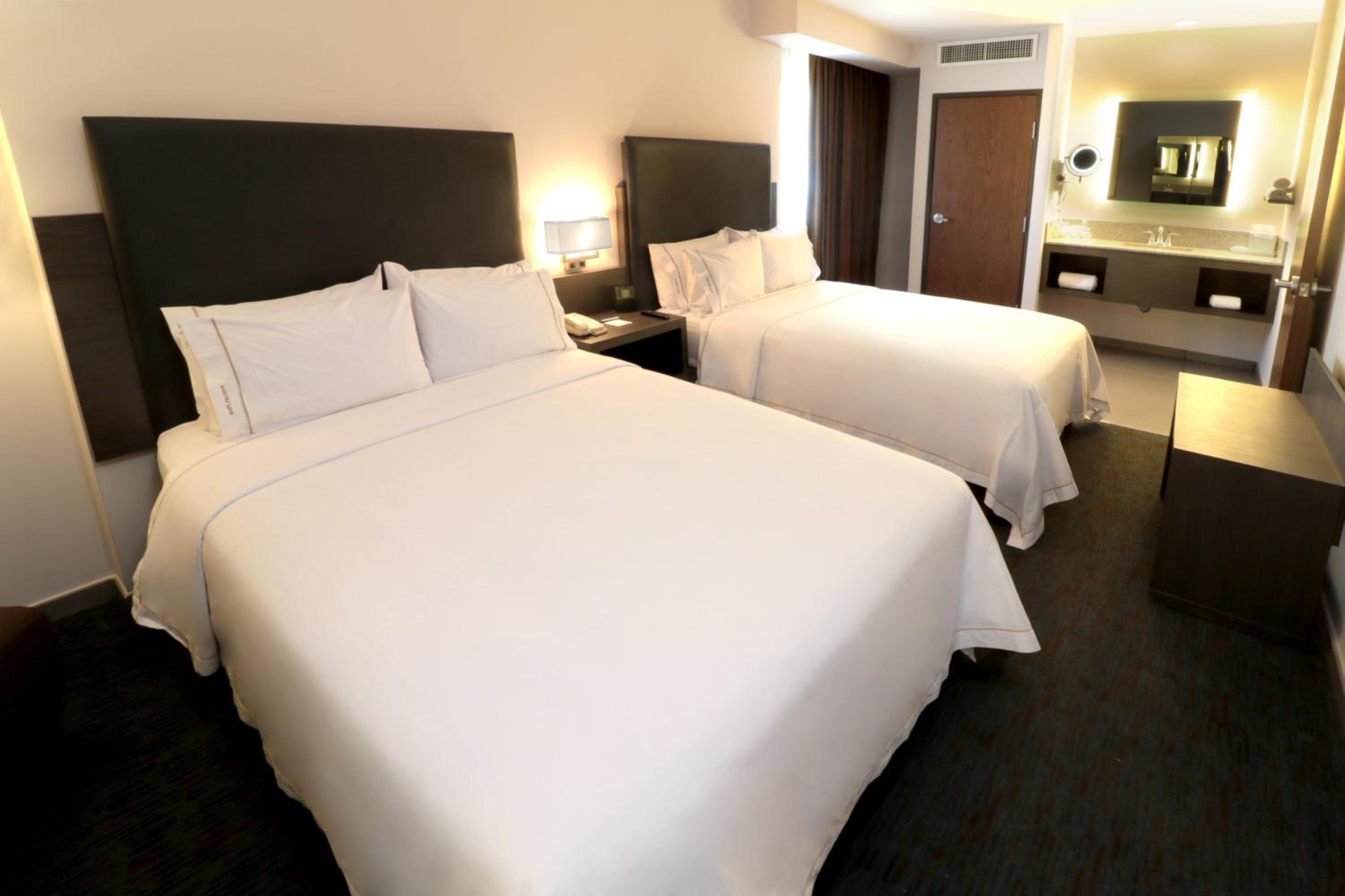 One-Bedroom Suite with Two Queen Beds photo 2