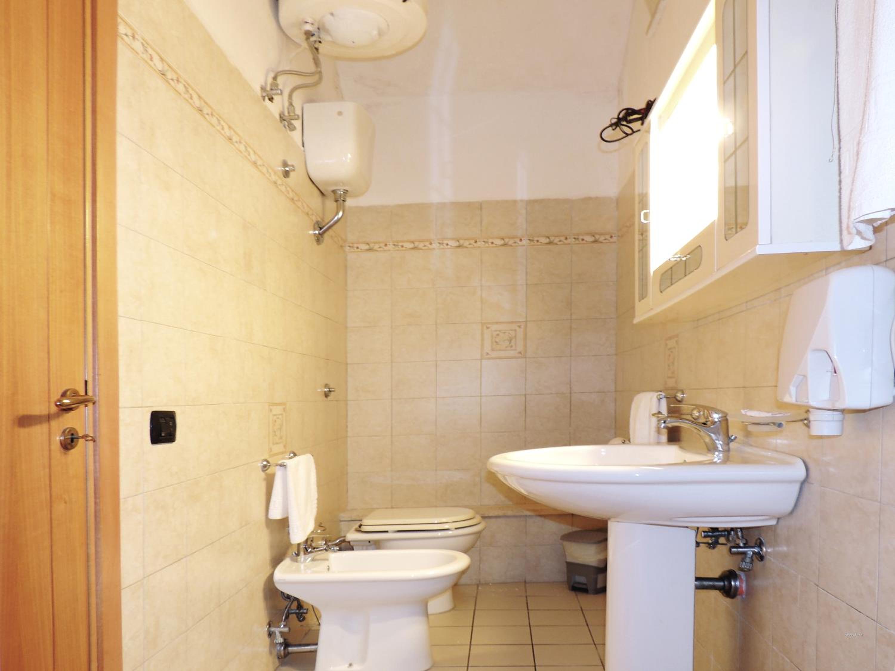 Family Room with Private Bathroom - Photo 5