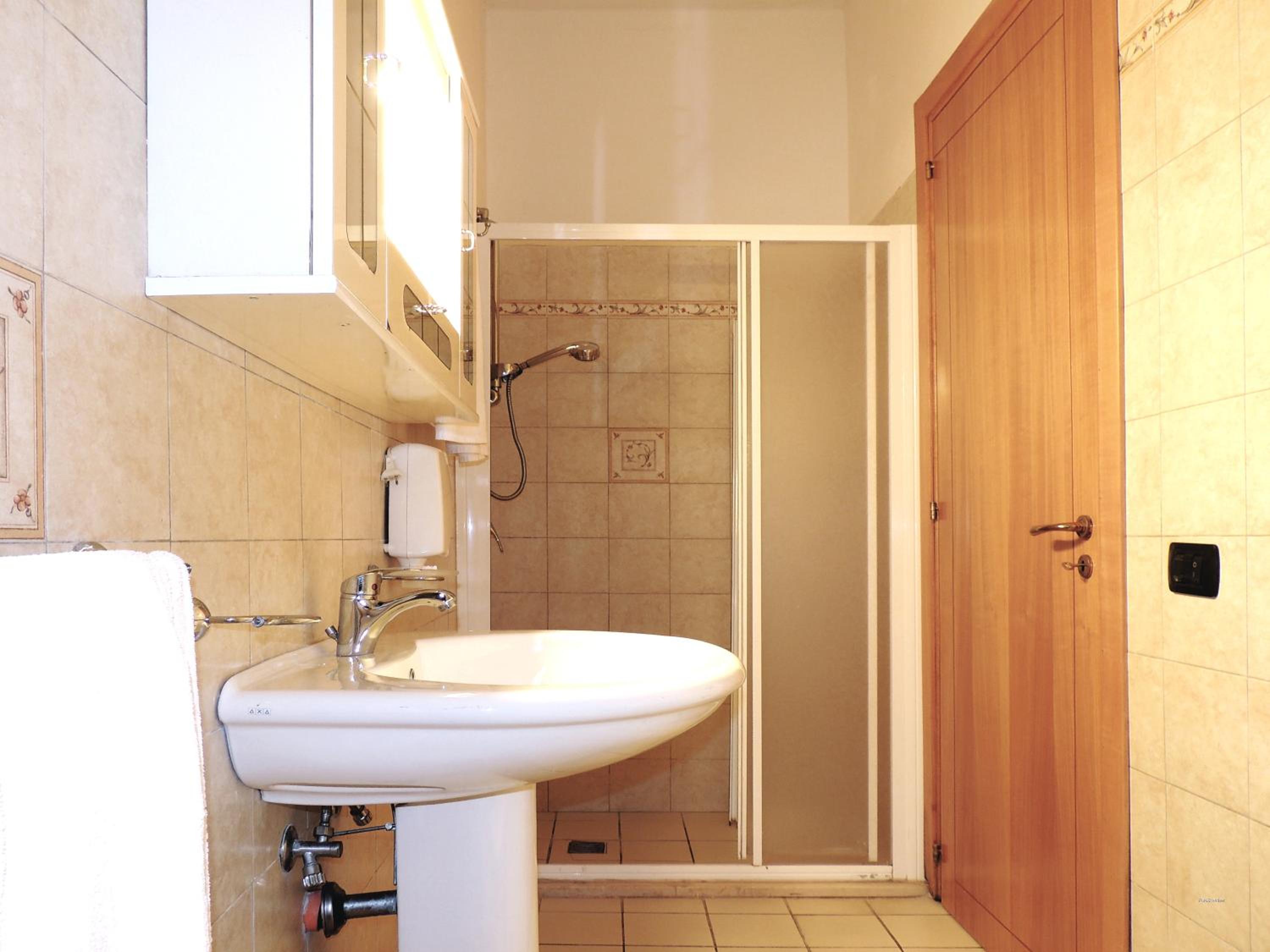 Family Room with Private Bathroom - Photo 3