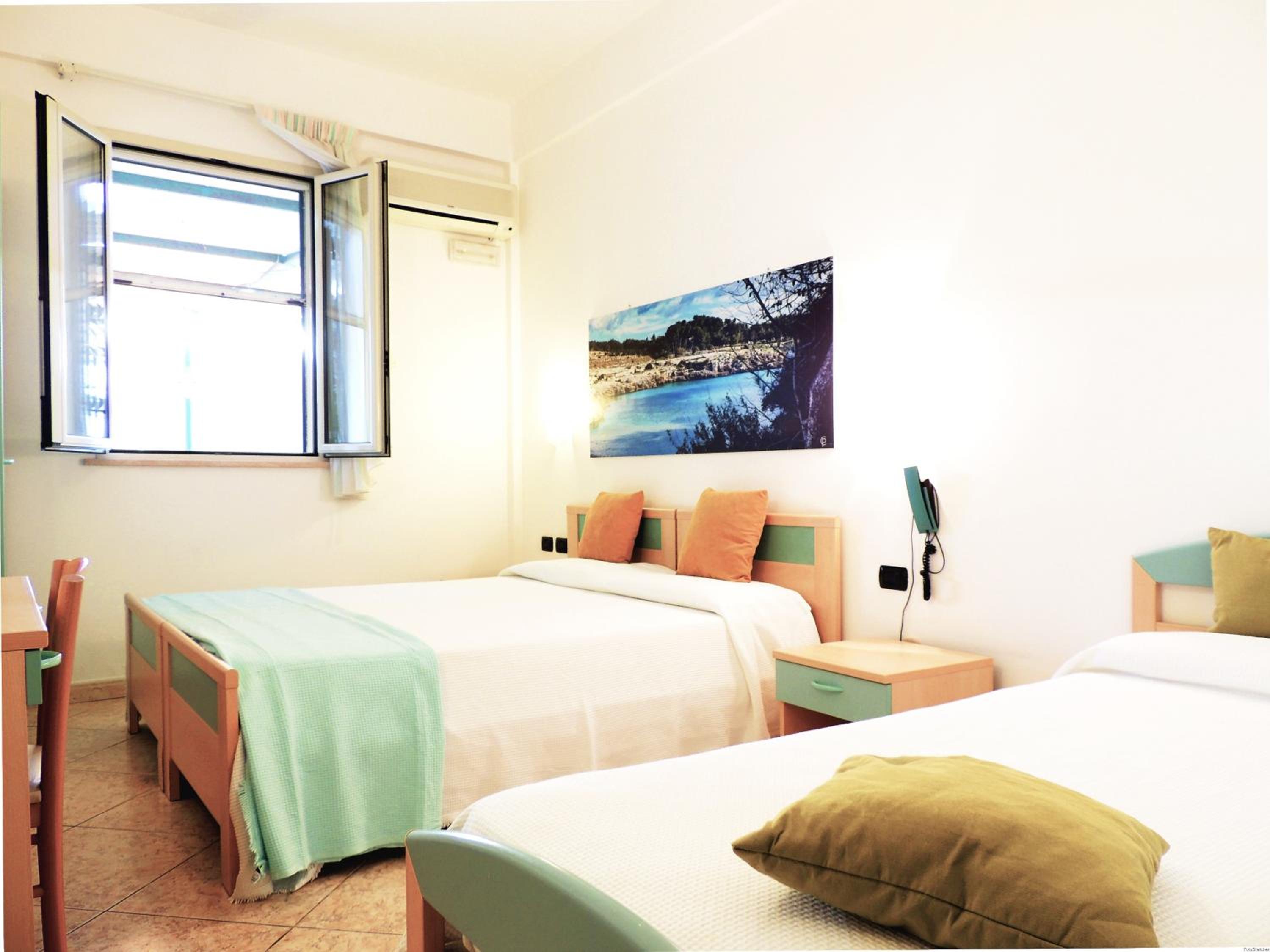 Quadruple Room with Private Bathroom - Photo 2