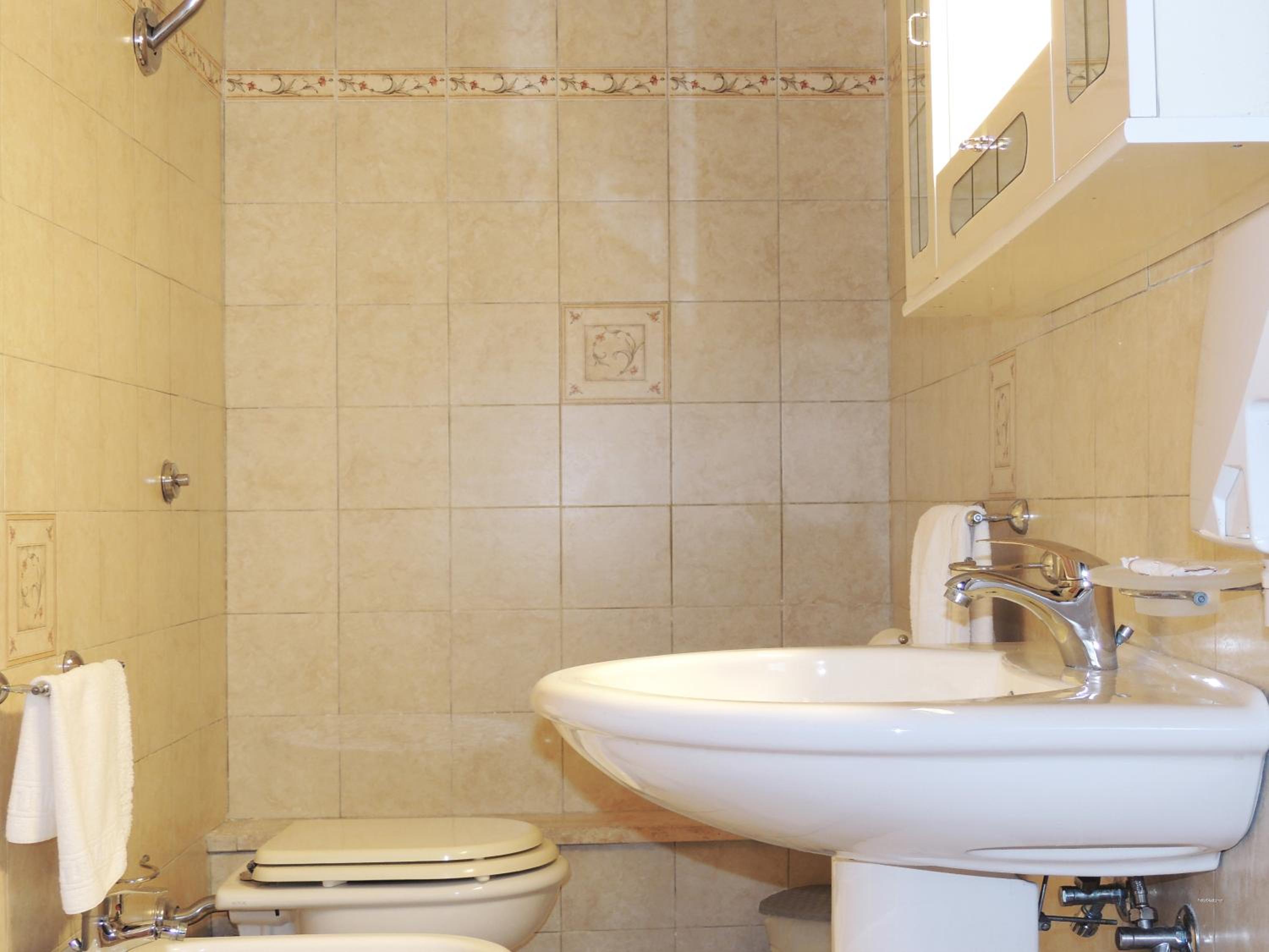 Quadruple Room with Private Bathroom - Photo 6