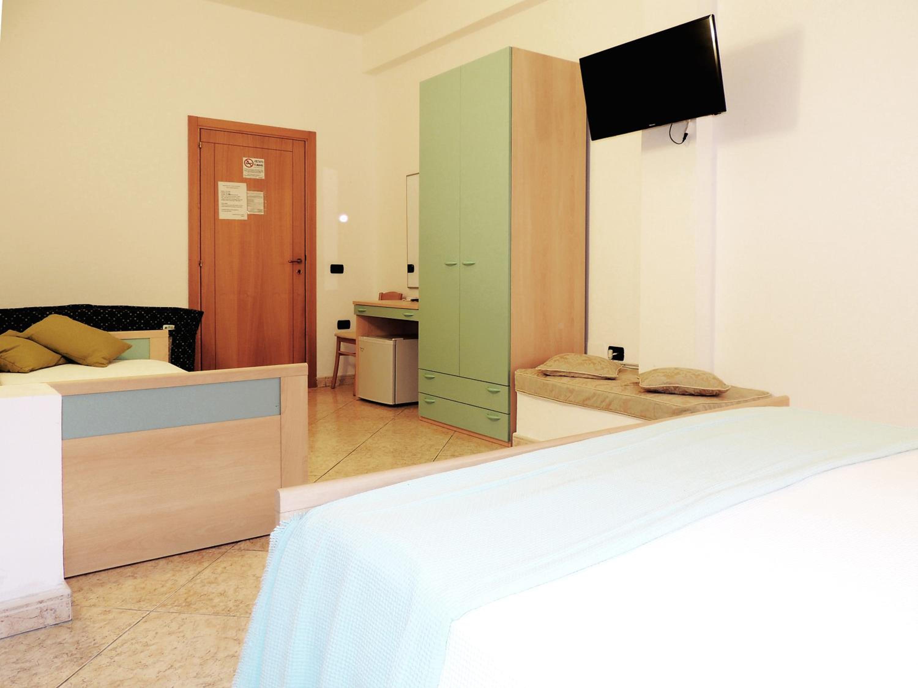 Quadruple Room with Private Bathroom - Photo 5