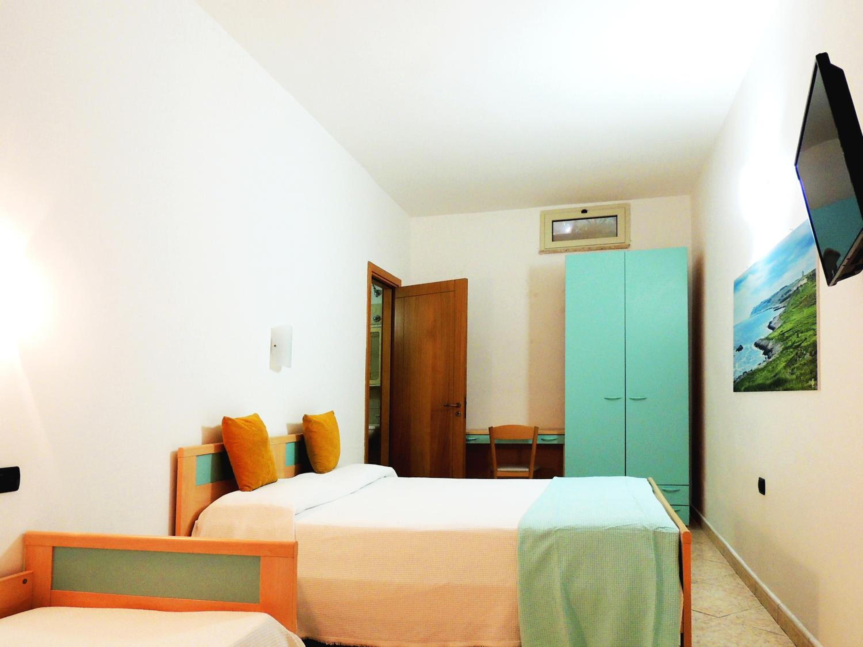 Triple Room with Private Bathroom - Photo 8