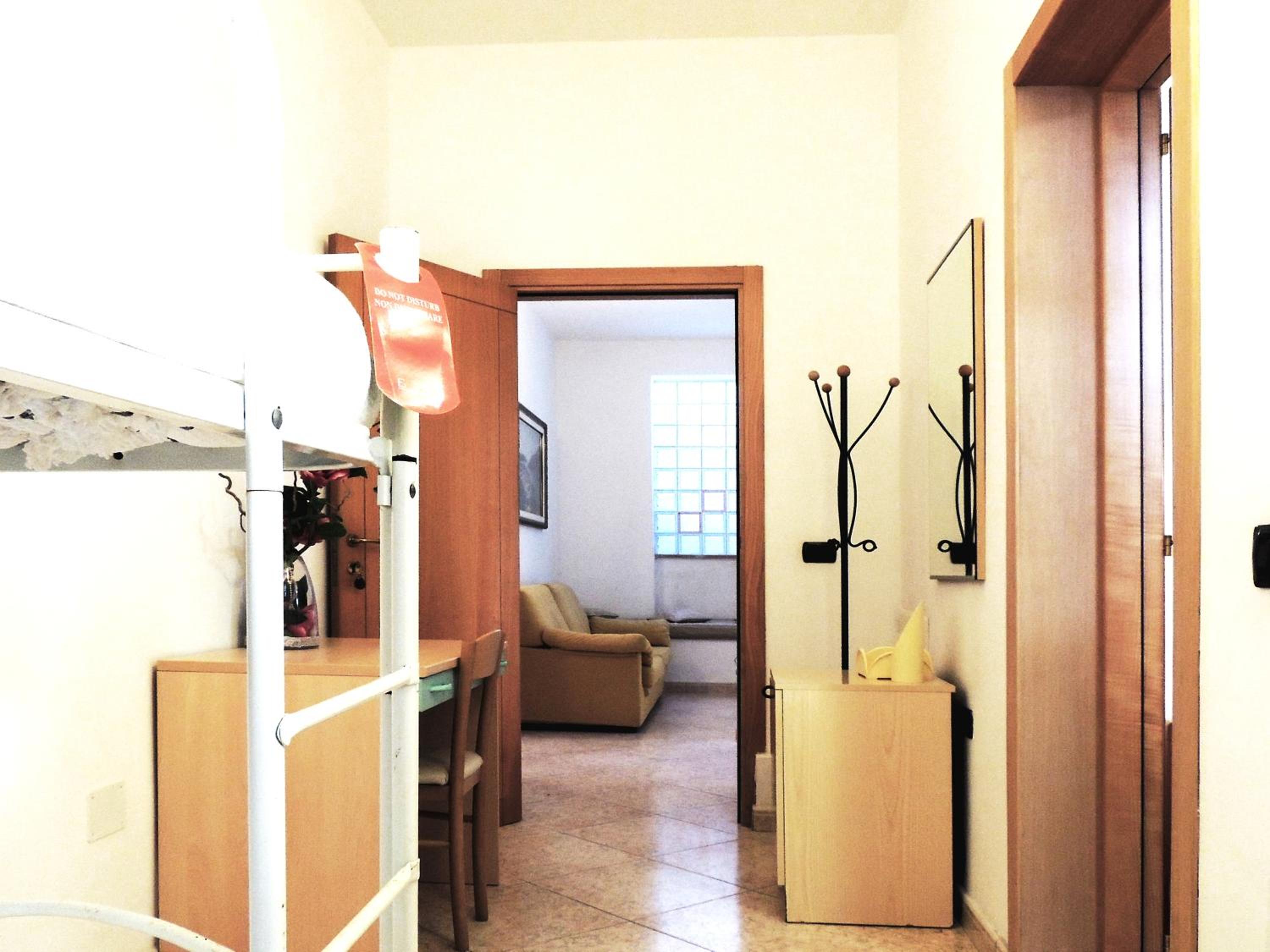 Quadruple Room with Private Bathroom - Photo 4