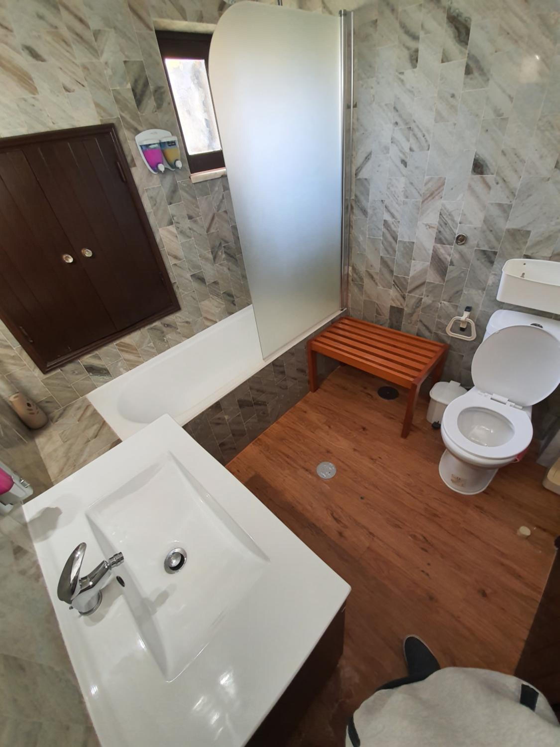 Budget Bunk Bedroom with Shared Bathroom photo 3