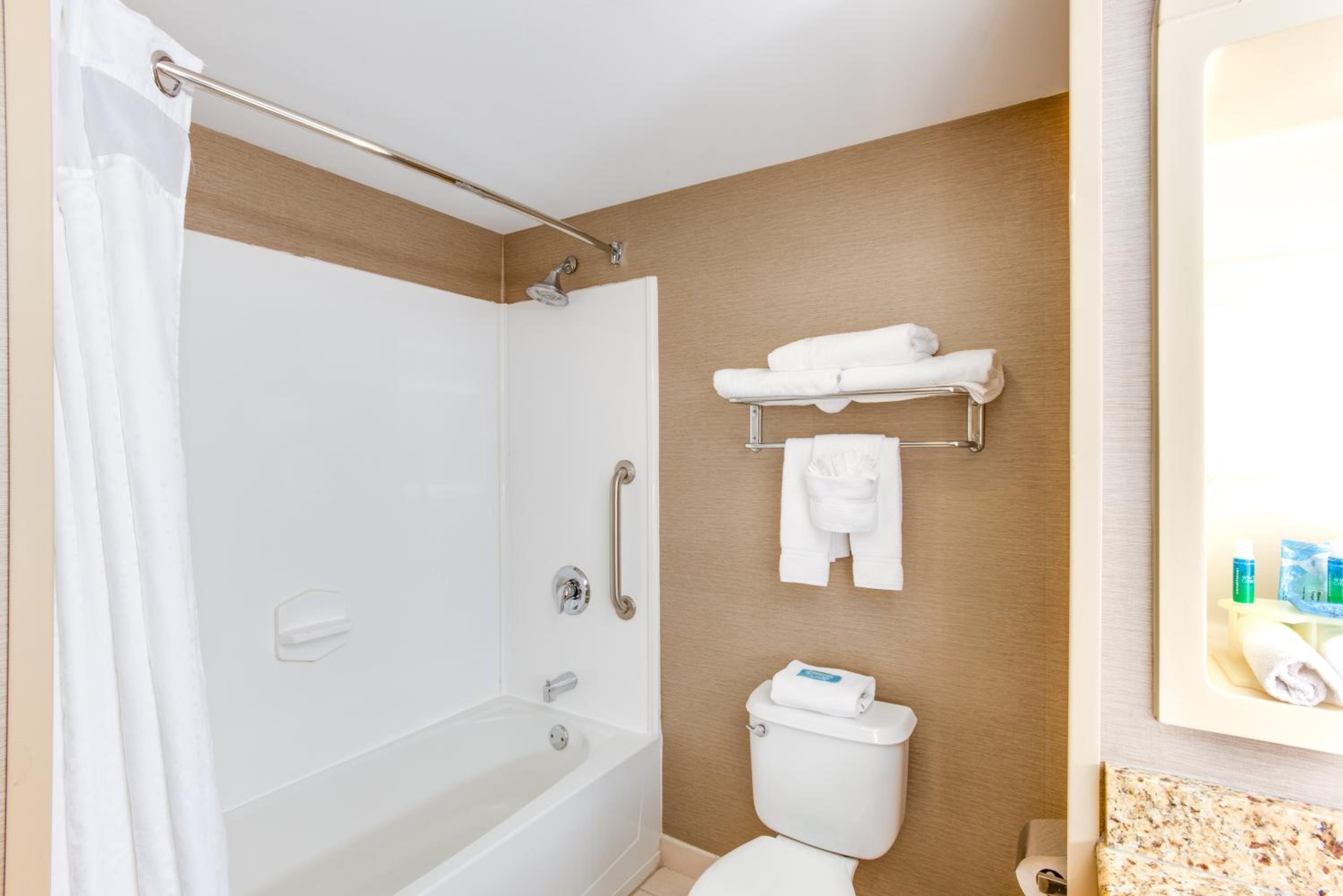 Standard King Room - Photo 3