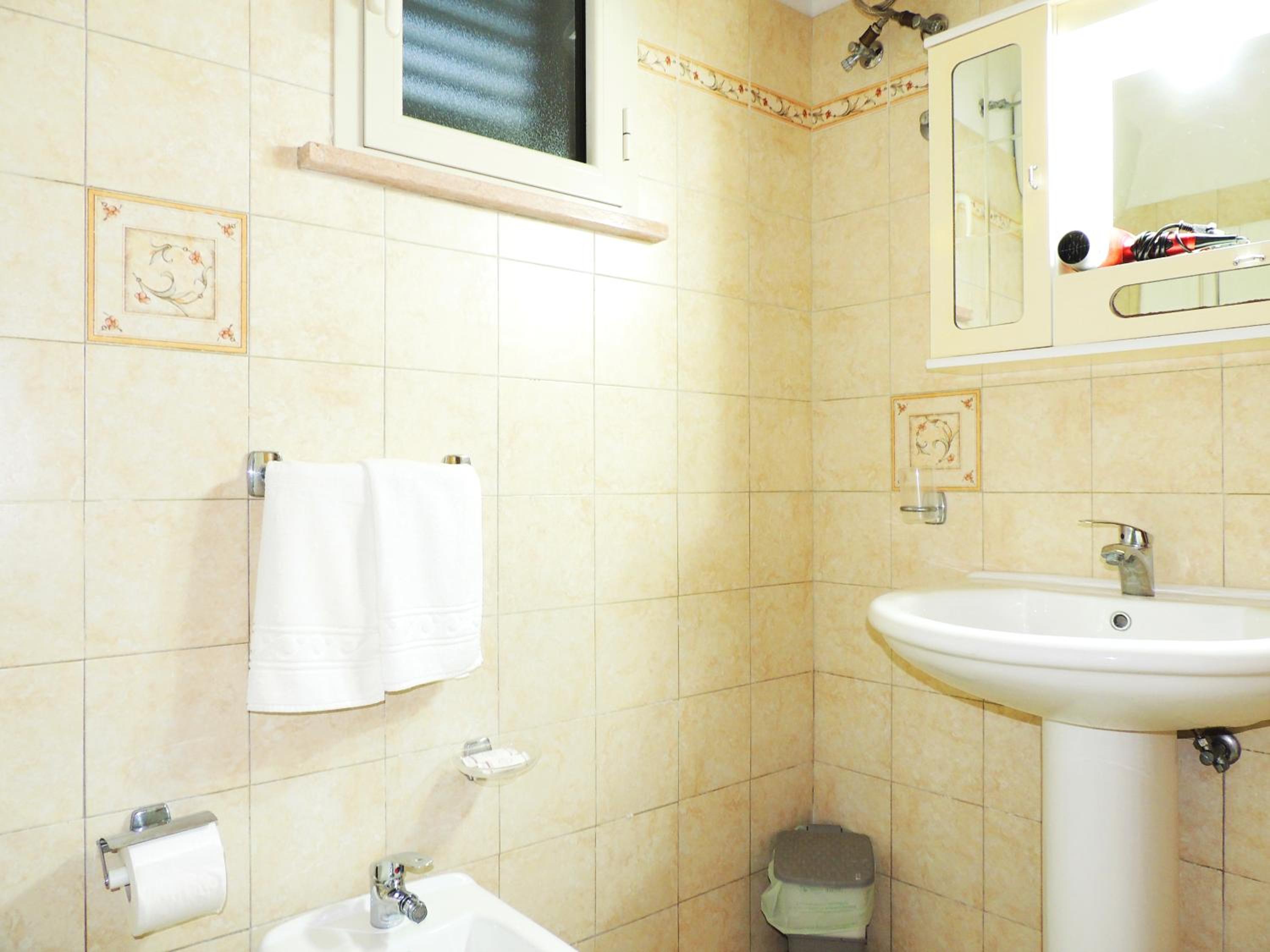 Triple Room with Private Bathroom - Photo 2