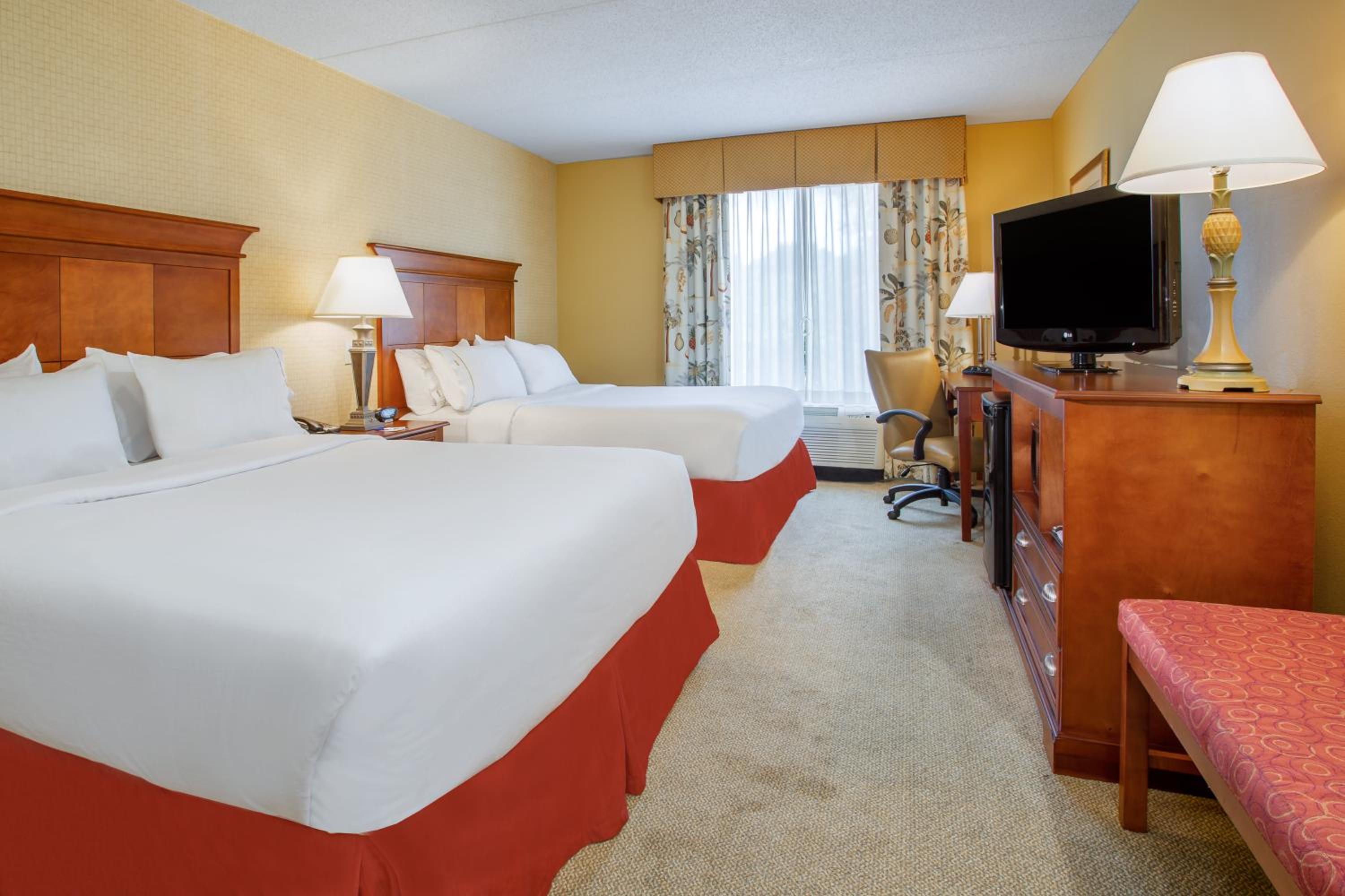 Standard Room with Two Queen Beds - Photo 1