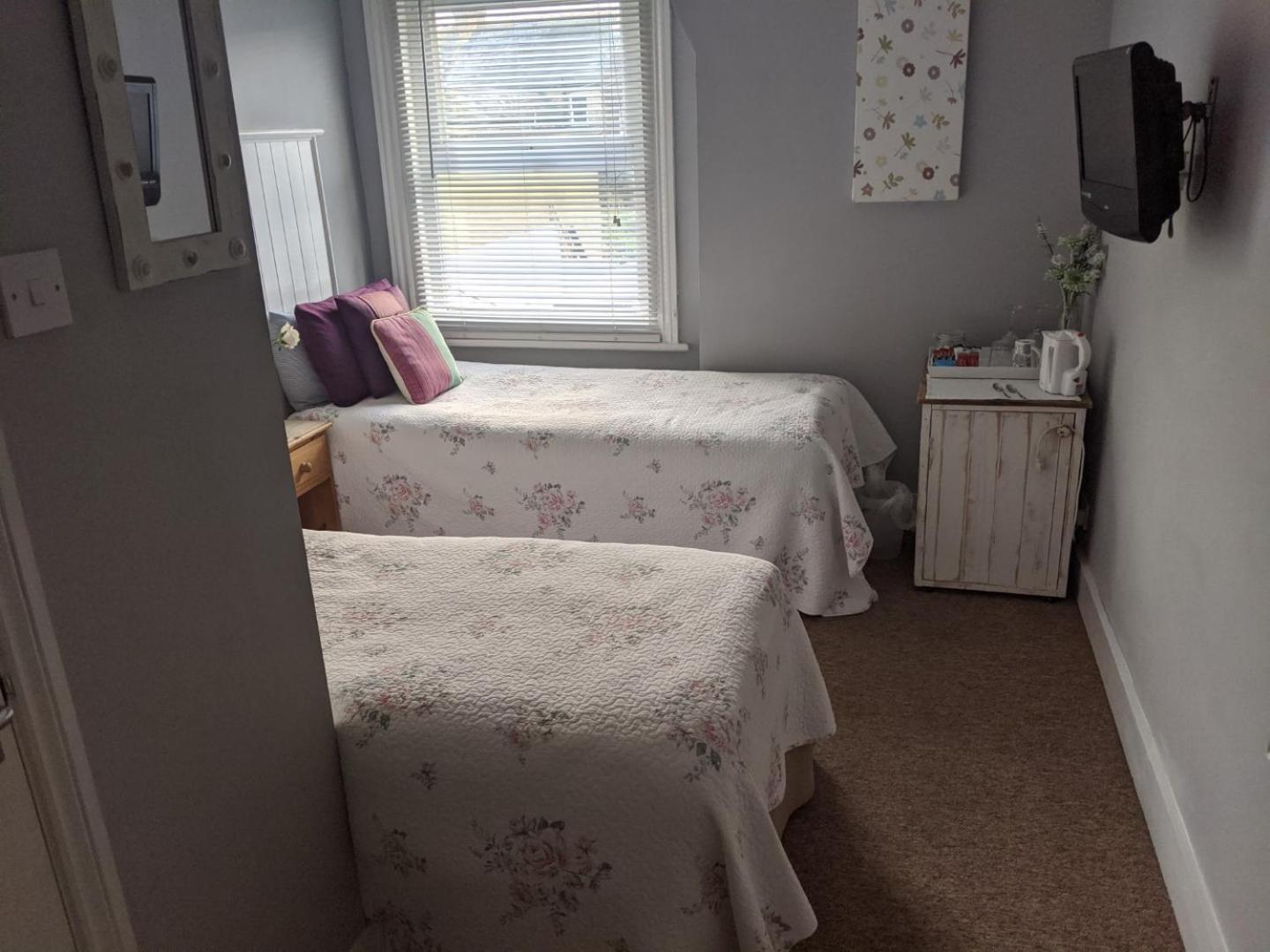 Double or Twin Room with Bathroom - Photo 1