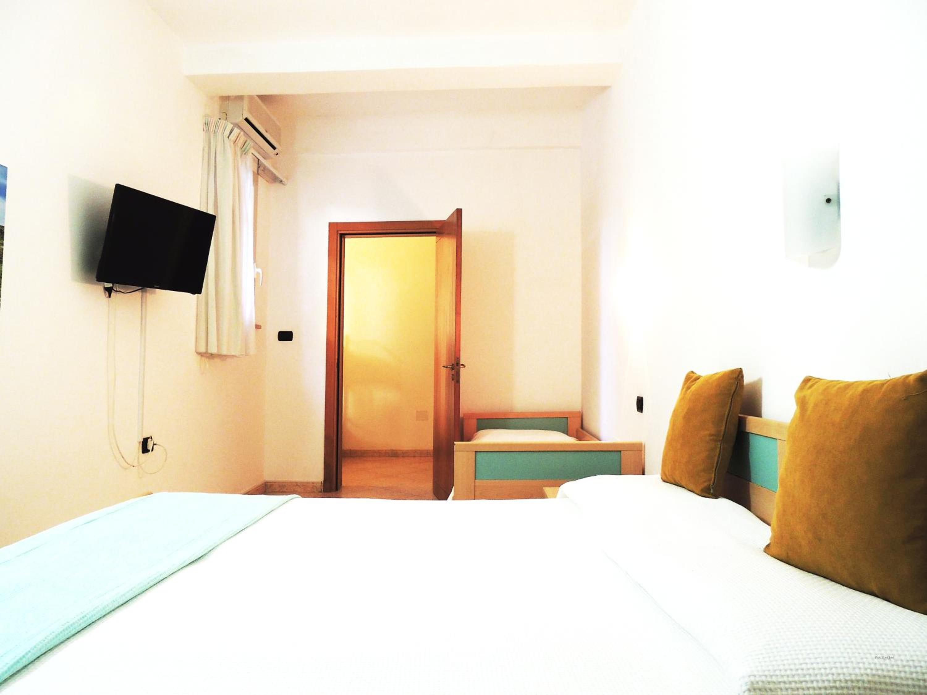 Triple Room with Private Bathroom - Photo 5
