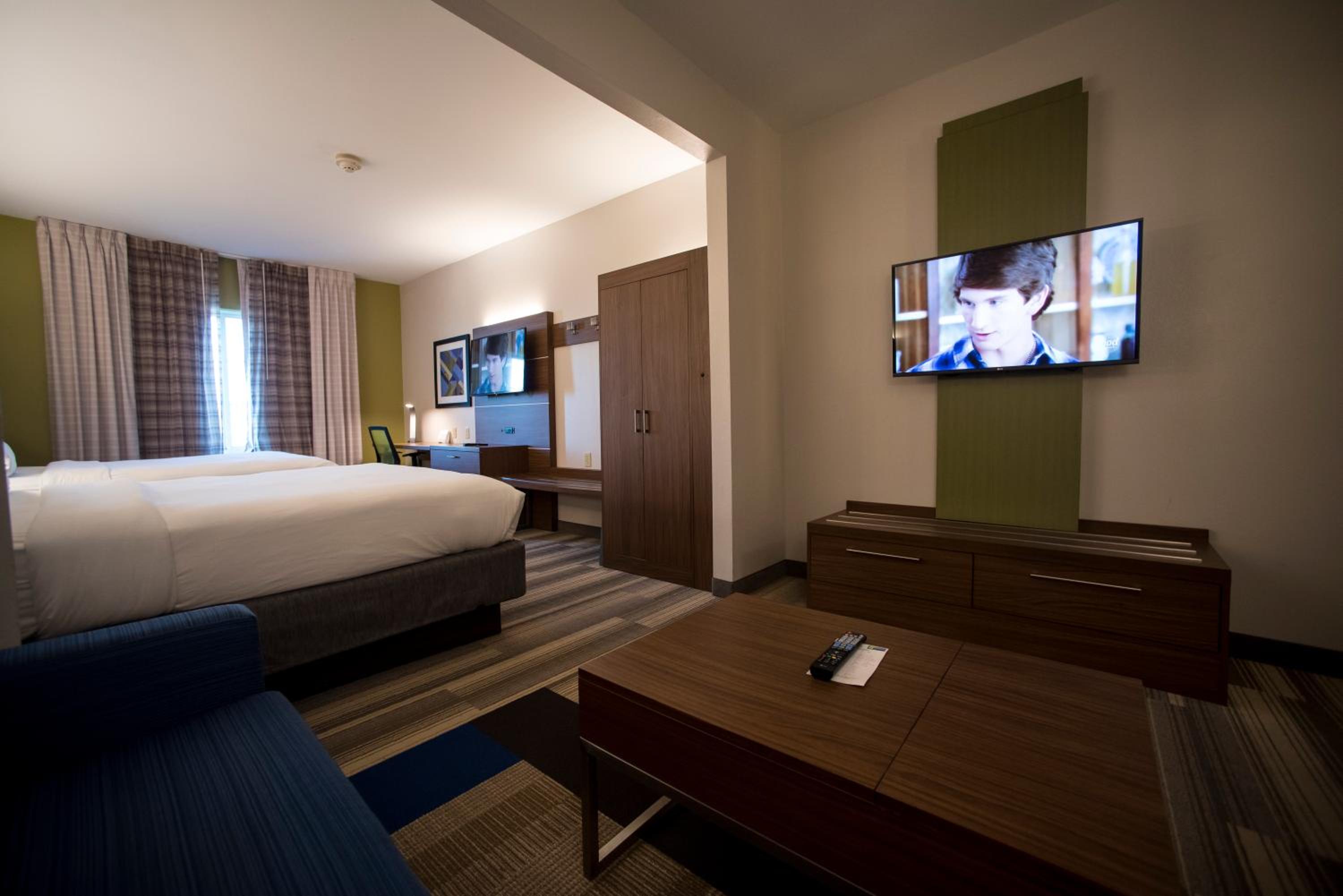 Queen Suite with Two Queen Beds and Additional Living Area - Photo 2