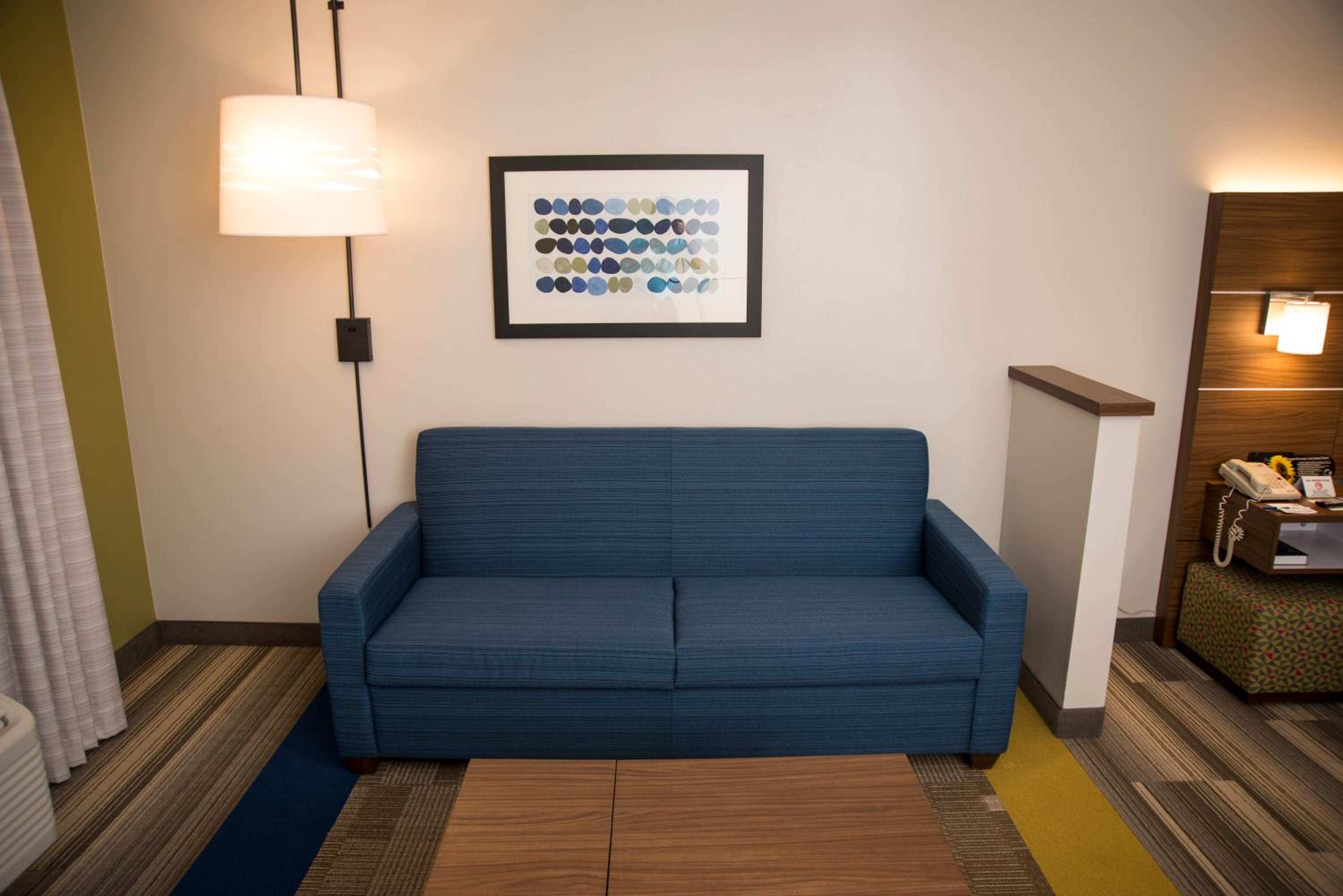 King Suite with Sofa Bed - Non-Smoking - Photo 5