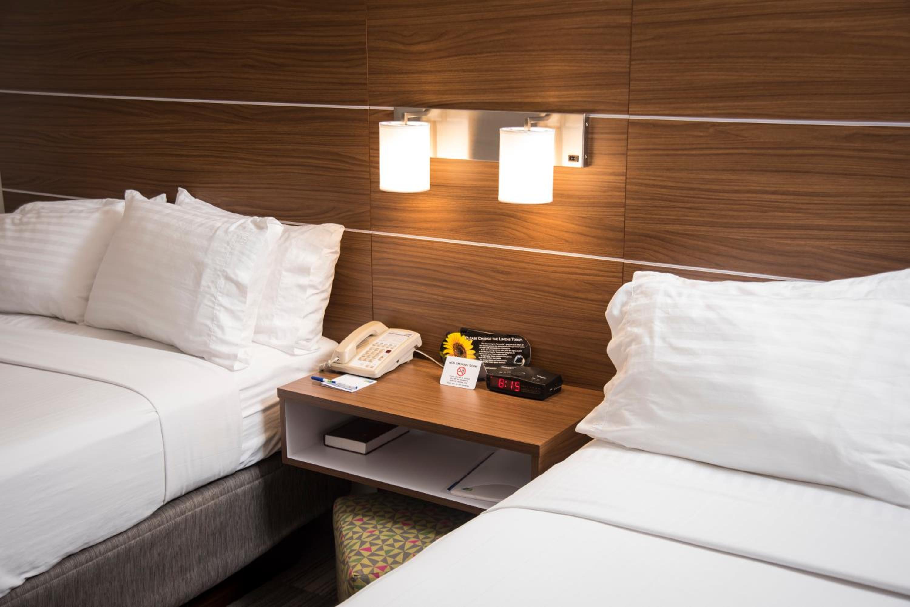 Standard Queen Room with Two Queen Beds - Photo 2