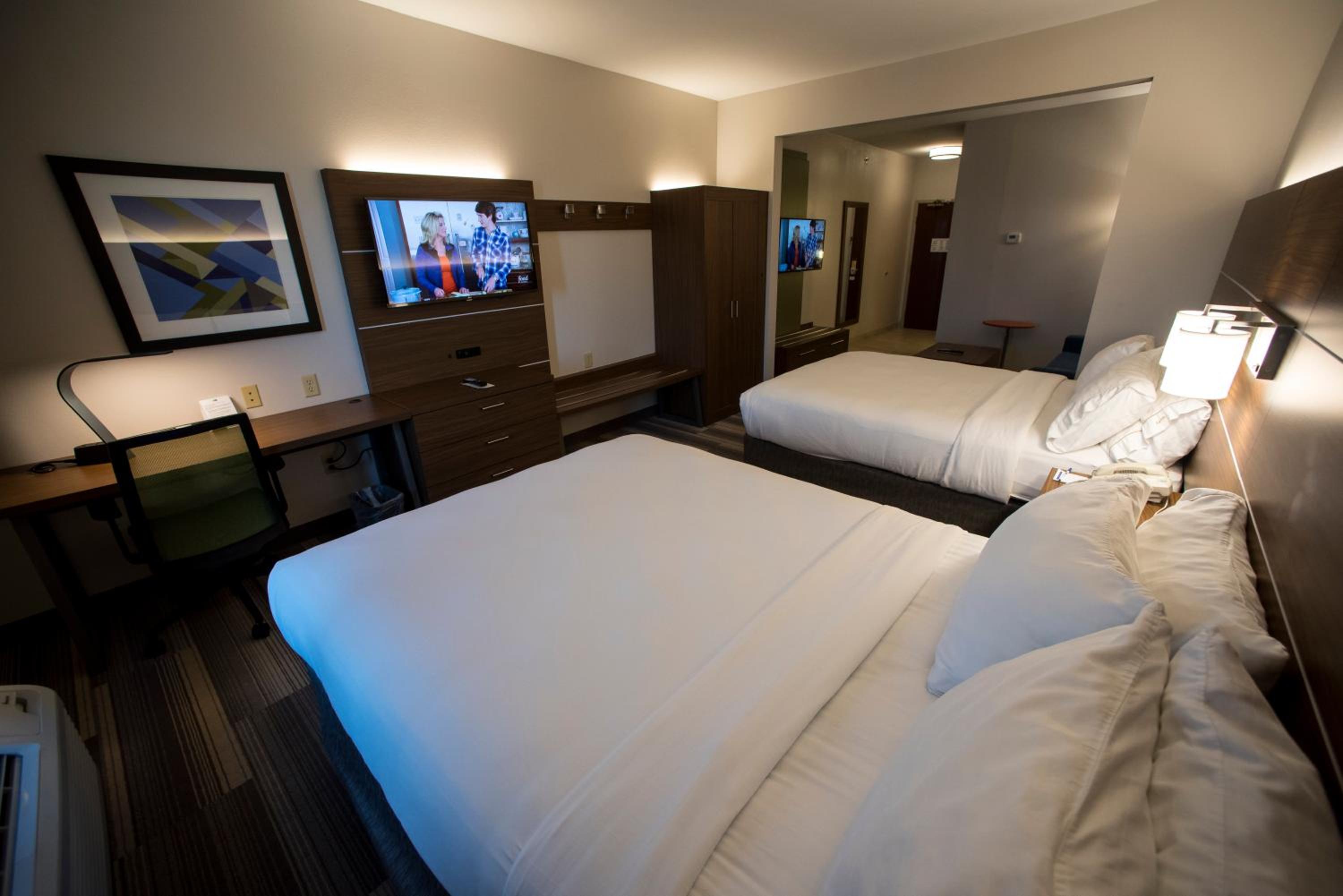 Queen Suite with Two Queen Beds and Additional Living Area - Photo 7